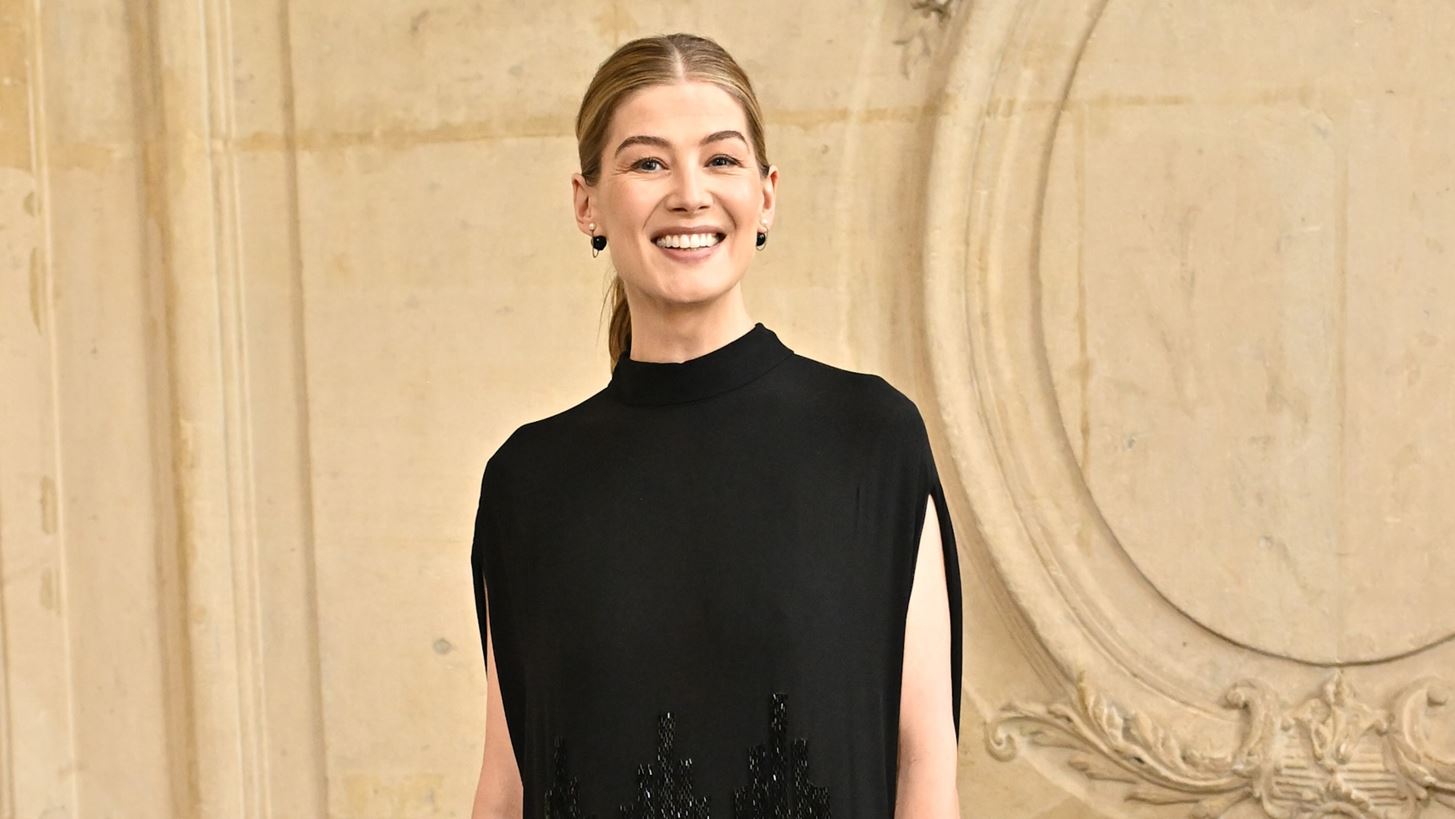 &#x393;&#x3B9;&#x3B1;&#x3C4;&#x3AF; &#x3B7; Rosamund Pike &#x3AD;&#x3BD;&#x3B9;&#x3C9;&#x3B8;&#x3B5; &quot;&#x3BD;&#x3C4;&#x3C1;&#x3BF;&#x3C0;&#x3B9;&#x3B1;&#x3C3;&#x3BC;&#x3AD;&#x3BD;&#x3B7;&quot; &#x3BA;&#x3B1;&#x3C4;&#x3AC; &#x3C4;&#x3B7; &#x3B4;&#x3B9;&#x3AC;&#x3C1;&#x3BA;&#x3B5;&#x3B9;&#x3B1; &#x3B5;&#x3C1;&#x3C9;&#x3C4;&#x3B9;&#x3BA;&#x3AE;&#x3C2; &#x3C3;&#x3BA;&#x3B7;&#x3BD;&#x3AE;&#x3C2; &#x3BC;&#x3B5; &#x3C4;&#x3BF;&#x3BD; Pierce Brosnan
