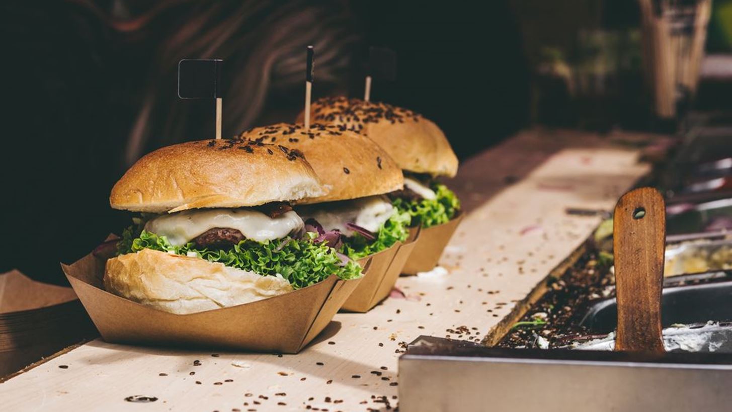 &#x388;&#x3BD;&#x3B1; burger &#x3B3;&#x3B9;&#x3B1; &#x3BD;&#x3B1; &#x3B3;&#x3B9;&#x3BF;&#x3C1;&#x3C4;&#x3AC;&#x3C3;&#x3B5;&#x3B9;&#x3C2; &#x3C4;&#x3BF; Oktoberfest &#x3B4;&#x3B9;&#x3B1;&#x3C6;&#x3BF;&#x3C1;&#x3B5;&#x3C4;&#x3B9;&#x3BA;&#x3AC;