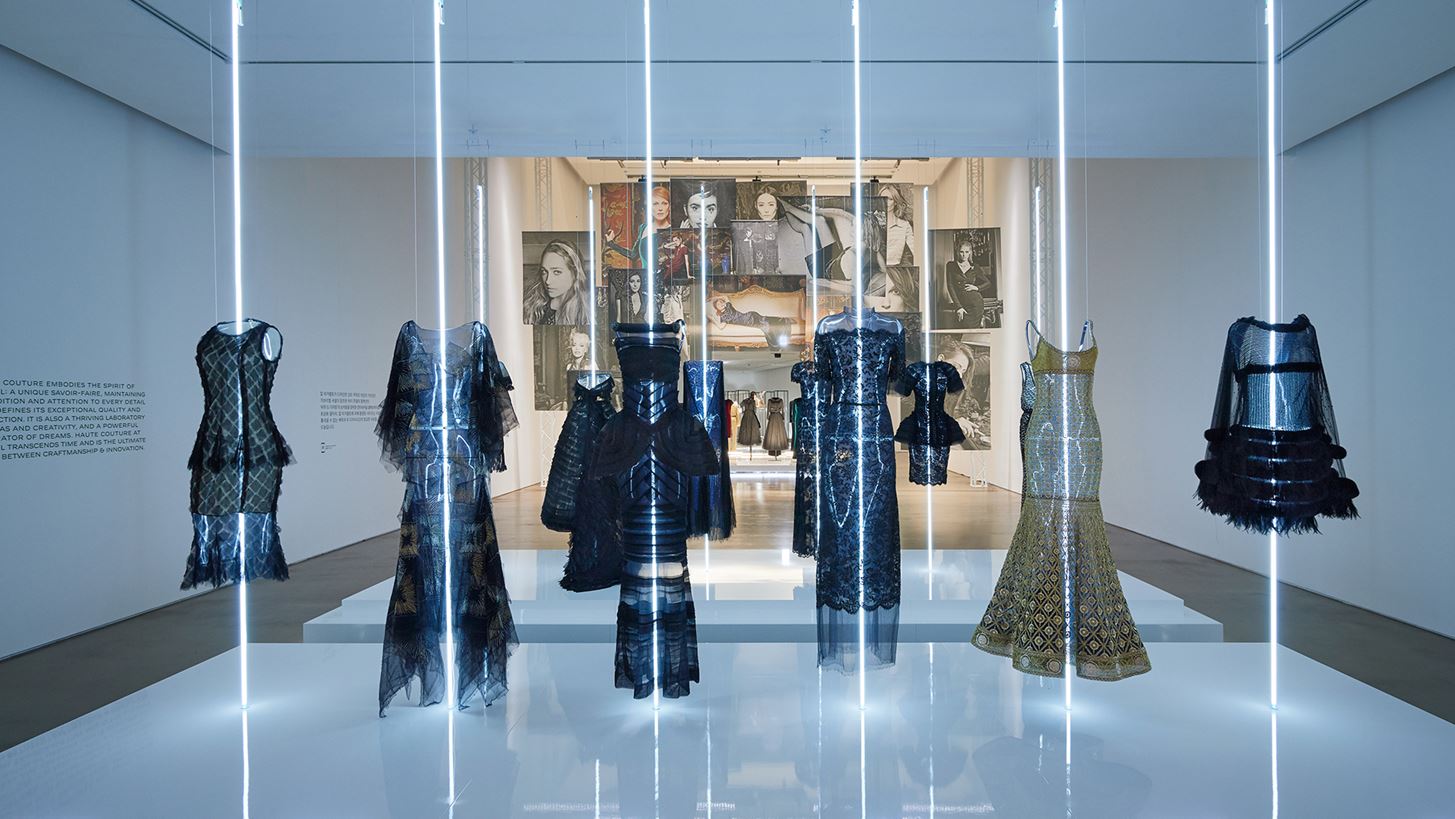 &quot;Mademoiselle Priv&#xE9; Seoul&quot;: &#x388;&#x3BD;&#x3B1; &#x3C4;&#x3B1;&#x3BE;&#x3AF;&#x3B4;&#x3B9; &#x3C3;&#x3C4;&#x3B7;&#x3BD; &#x3B9;&#x3C3;&#x3C4;&#x3BF;&#x3C1;&#x3AF;&#x3B1; &#x3C4;&#x3B7;&#x3C2; Chanel &#x3BC;&#x3AD;&#x3C3;&#x3B1; &#x3B1;&#x3C0;&#x3CC; &#x3BC;&#x3B9;&#x3B1; &#x3B5;&#x3BD;&#x3C4;&#x3C5;&#x3C0;&#x3C9;&#x3C3;&#x3B9;&#x3B1;&#x3BA;&#x3AE; &#x3AD;&#x3BA;&#x3B8;&#x3B5;&#x3C3;&#x3B7;