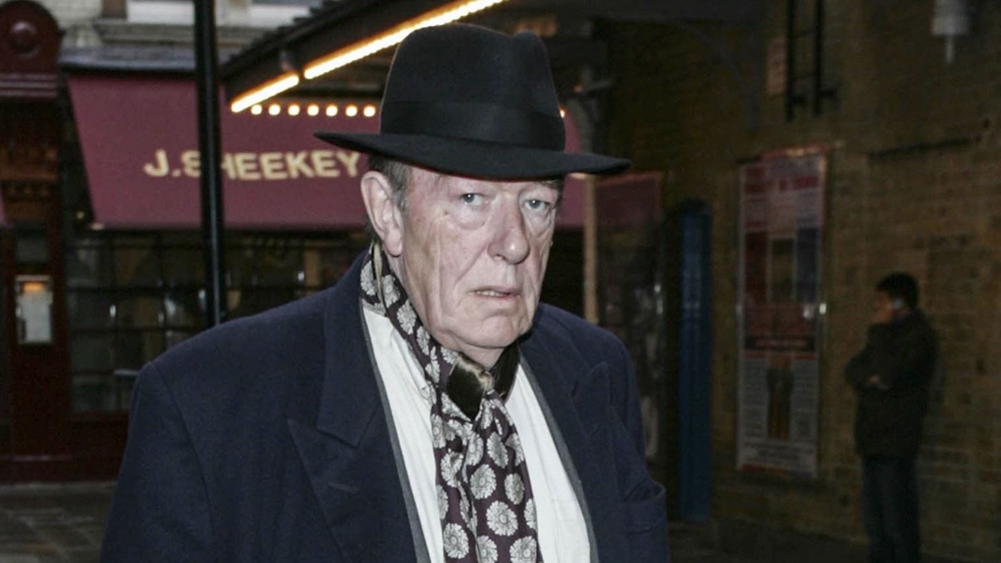 Sir Michael Gambon | &#x3A0;&#x3AD;&#x3B8;&#x3B1;&#x3BD;&#x3B5; &#x3BF; &#x3B7;&#x3B8;&#x3BF;&#x3C0;&#x3BF;&#x3B9;&#x3CC;&#x3C2; &#x3C0;&#x3BF;&#x3C5; &#x3C5;&#x3C0;&#x3BF;&#x3B4;&#x3CD;&#x3B8;&#x3B7;&#x3BA;&#x3B5; &#x3C4;&#x3BF;&#x3BD; Dumbledore &#x3C3;&#x3C4;&#x3BF;&#x3BD; Harry Potter