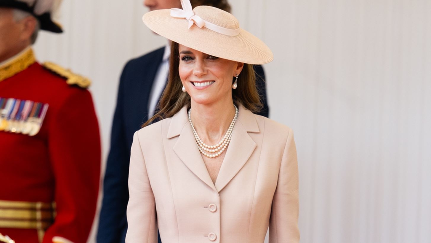 &#x397; Kate Middleton &#x3C6;&#x3CC;&#x3C1;&#x3B5;&#x3C3;&#x3B5; &#x3C0;&#x3C1;&#x3CE;&#x3C4;&#x3B7; &#x3C6;&#x3BF;&#x3C1;&#x3AC; &#x3BC;&#x3AF;&#x3B1; &#x3B4;&#x3B7;&#x3BC;&#x3B9;&#x3BF;&#x3C5;&#x3C1;&#x3B3;&#x3AF;&#x3B1; &#x3C4;&#x3BF;&#x3C5; &#x3BF;&#x3AF;&#x3BA;&#x3BF;&#x3C5; Dior &#x3BA;&#x3B1;&#x3B9; &#x3AE;&#x3C4;&#x3B1;&#x3BD; &#x3C5;&#x3C0;&#x3AD;&#x3C1;&#x3BF;&#x3C7;&#x3B7;!