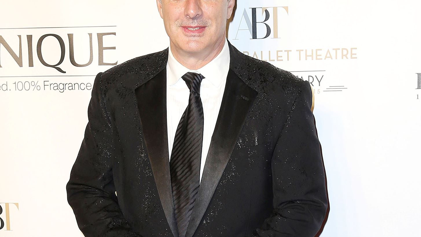 Chris Noth | &#x388;&#x3BA;&#x3B1;&#x3BD;&#x3B5; &#x3C4;&#x3B7;&#x3BD; &#x3C0;&#x3C1;&#x3CE;&#x3C4;&#x3B7; &#x3C4;&#x3BF;&#x3C5; &#x3B1;&#x3BD;&#x3AC;&#x3C1;&#x3C4;&#x3B7;&#x3C3;&#x3B7; &#x3C3;&#x3C4;&#x3B1; social media &#x3BC;&#x3B5;&#x3C4;&#x3AC; &#x3C4;&#x3B9;&#x3C2; &#x3BA;&#x3B1;&#x3C4;&#x3B1;&#x3B3;&#x3B3;&#x3B5;&#x3BB;&#x3AF;&#x3B5;&#x3C2; &#x3C0;&#x3B5;&#x3C1;&#x3AF; &#x3C3;&#x3B5;&#x3BE;&#x3BF;&#x3C5;&#x3B1;&#x3BB;&#x3B9;&#x3BA;&#x3AE;&#x3C2; &#x3B5;&#x3C0;&#x3AF;&#x3B8;&#x3B5;&#x3C3;&#x3B7;&#x3C2;