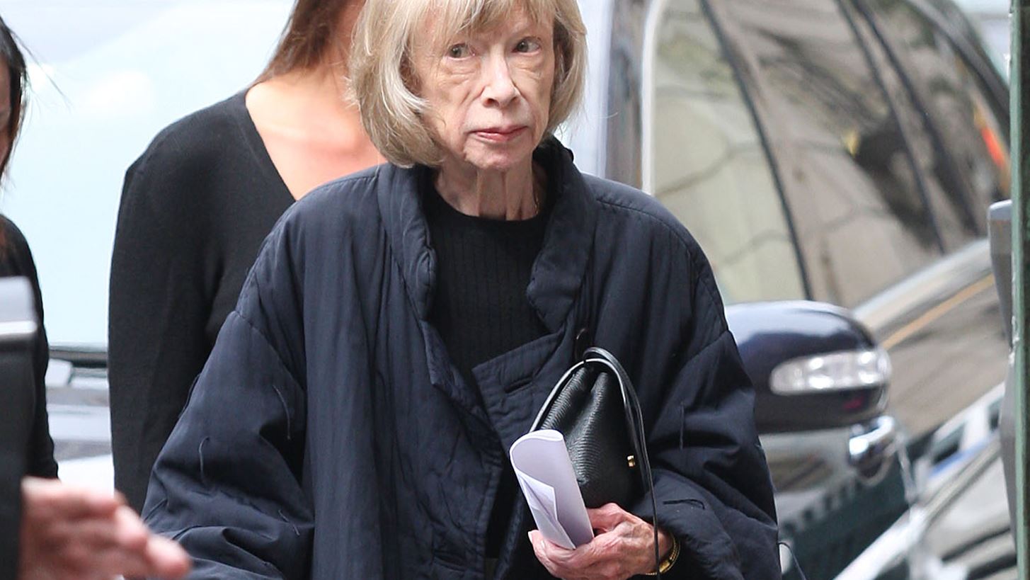 Joan Didion | &#x3A0;&#x3AD;&#x3B8;&#x3B1;&#x3BD;&#x3B5; &#x3B7; &#x3BC;&#x3B5;&#x3B3;&#x3AC;&#x3BB;&#x3B7; &#x391;&#x3BC;&#x3B5;&#x3C1;&#x3B9;&#x3BA;&#x3B1;&#x3BD;&#x3AF;&#x3B4;&#x3B1; &#x3C3;&#x3C5;&#x3B3;&#x3B3;&#x3C1;&#x3B1;&#x3C6;&#x3AD;&#x3B1;&#x3C2; &#x3BA;&#x3B1;&#x3B9; &#x3B4;&#x3B7;&#x3BC;&#x3BF;&#x3C3;&#x3B9;&#x3BF;&#x3B3;&#x3C1;&#x3AC;&#x3C6;&#x3BF;&#x3C2;