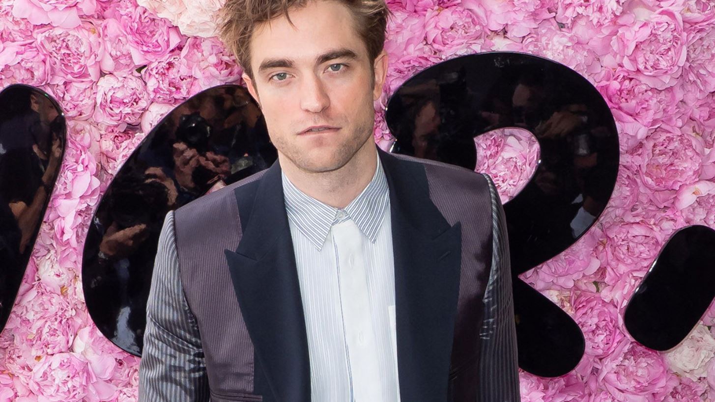 Robert Pattinson | &#x397; &#x3B4;&#x3AF;&#x3B1;&#x3B9;&#x3C4;&#x3B1; &#x3BC;&#x3B5; &#x3C4;&#x3B9;&#x3C2; &#x3C0;&#x3B1;&#x3C4;&#x3AC;&#x3C4;&#x3B5;&#x3C2; &#x3C0;&#x3BF;&#x3C5; &#x3B1;&#x3BD;&#x3B1;&#x3B3;&#x3BA;&#x3AC;&#x3C3;&#x3C4;&#x3B7;&#x3BA;&#x3B5; &#x3BD;&#x3B1; &#x3BA;&#x3AC;&#x3BD;&#x3B5;&#x3B9; &#x3B5;&#x3BE;&#x3B1;&#x3B9;&#x3C4;&#x3AF;&#x3B1;&#x3C2; &#x3C4;&#x3C9;&#x3BD; &#x3C0;&#x3C1;&#x3BF;&#x3C4;&#x3CD;&#x3C0;&#x3C9;&#x3BD; &#x3C4;&#x3BF;&#x3C5; Hollywood