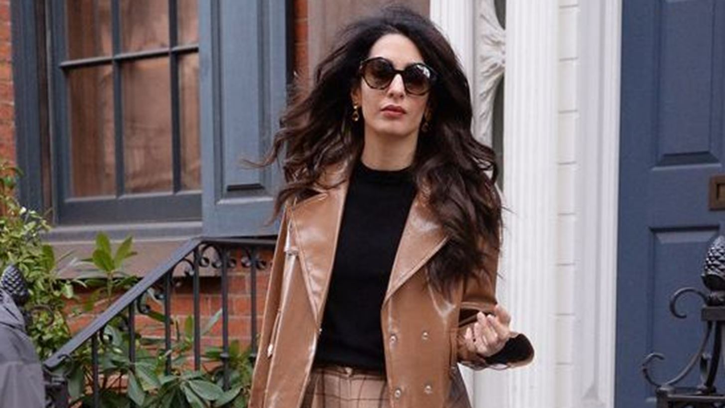 Amal Clooney: &#x3A4;&#x3BF; &#x3BC;&#x3BF;&#x3BD;&#x3B1;&#x3B4;&#x3B9;&#x3BA;&#x3CC; fashion item &#x3C0;&#x3BF;&#x3C5; &#x3B4;&#x3B5; &#x3BB;&#x3B5;&#x3AF;&#x3C0;&#x3B5;&#x3B9; &#x3C0;&#x3BF;&#x3C4;&#x3AD; &#x3B1;&#x3C0;&#x3CC; &#x3C4;&#x3B9;&#x3C2; &#x3B5;&#x3BC;&#x3C6;&#x3B1;&#x3BD;&#x3AF;&#x3C3;&#x3B5;&#x3B9;&#x3C2; &#x3C4;&#x3B7;&#x3C2;!