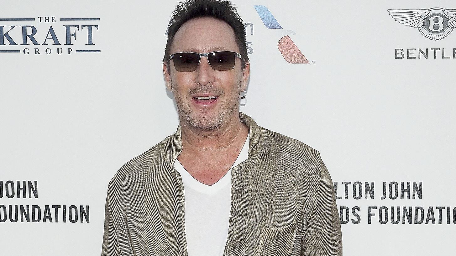 Julian Lennon | O &#x3B3;&#x3B9;&#x3BF;&#x3C2; &#x3C4;&#x3BF;&#x3C5; John Lennon &#x3C4;&#x3C1;&#x3B1;&#x3B3;&#x3BF;&#x3CD;&#x3B4;&#x3B7;&#x3C3;&#x3B5; &#x3B3;&#x3B9;&#x3B1; &#x3C0;&#x3C1;&#x3CE;&#x3C4;&#x3B7; &#x3C6;&#x3BF;&#x3C1;&#x3AC; &#x3C4;&#x3BF; &#x27;Imagine&#x27; &#x3B3;&#x3B9;&#x3B1; &#x3C4;&#x3B7;&#x3BD; &#x39F;&#x3C5;&#x3BA;&#x3C1;&#x3B1;&#x3BD;&#x3AF;&#x3B1;