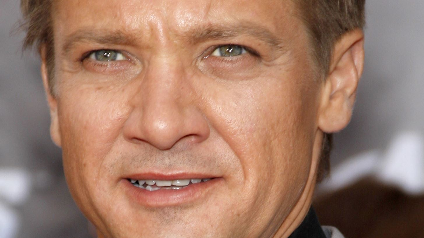 Jeremy Renner | H &#x3BB;&#x3B1;&#x3C4;&#x3C1;&#x3B5;&#x3AF;&#x3B1; &#x3C4;&#x3BF;&#x3C5; &#x3C3;&#x3C4;&#x3B7;&#x3BD; &#x3BA;&#x3CC;&#x3C1;&#x3B7; &#x3C4;&#x3BF;&#x3C5;, Ava Berlin, &#x3BA;&#x3B1;&#x3B9; &#x3B7; &#x3B4;&#x3B9;&#x3B1;&#x3BC;&#x3AC;&#x3C7;&#x3B7; &#x3B3;&#x3B9;&#x3B1; &#x3C4;&#x3B7;&#x3BD; &#x3BA;&#x3B7;&#x3B4;&#x3B5;&#x3BC;&#x3BF;&#x3BD;&#x3AF;&#x3B1; &#x3BC;&#x3B5; &#x3C4;&#x3B7;&#x3BD; &#x3C0;&#x3C1;&#x3CE;&#x3B7;&#x3BD; &#x3C3;&#x3CD;&#x3B6;&#x3C5;&#x3B3;&#x3CC; &#x3C4;&#x3BF;&#x3C5;
