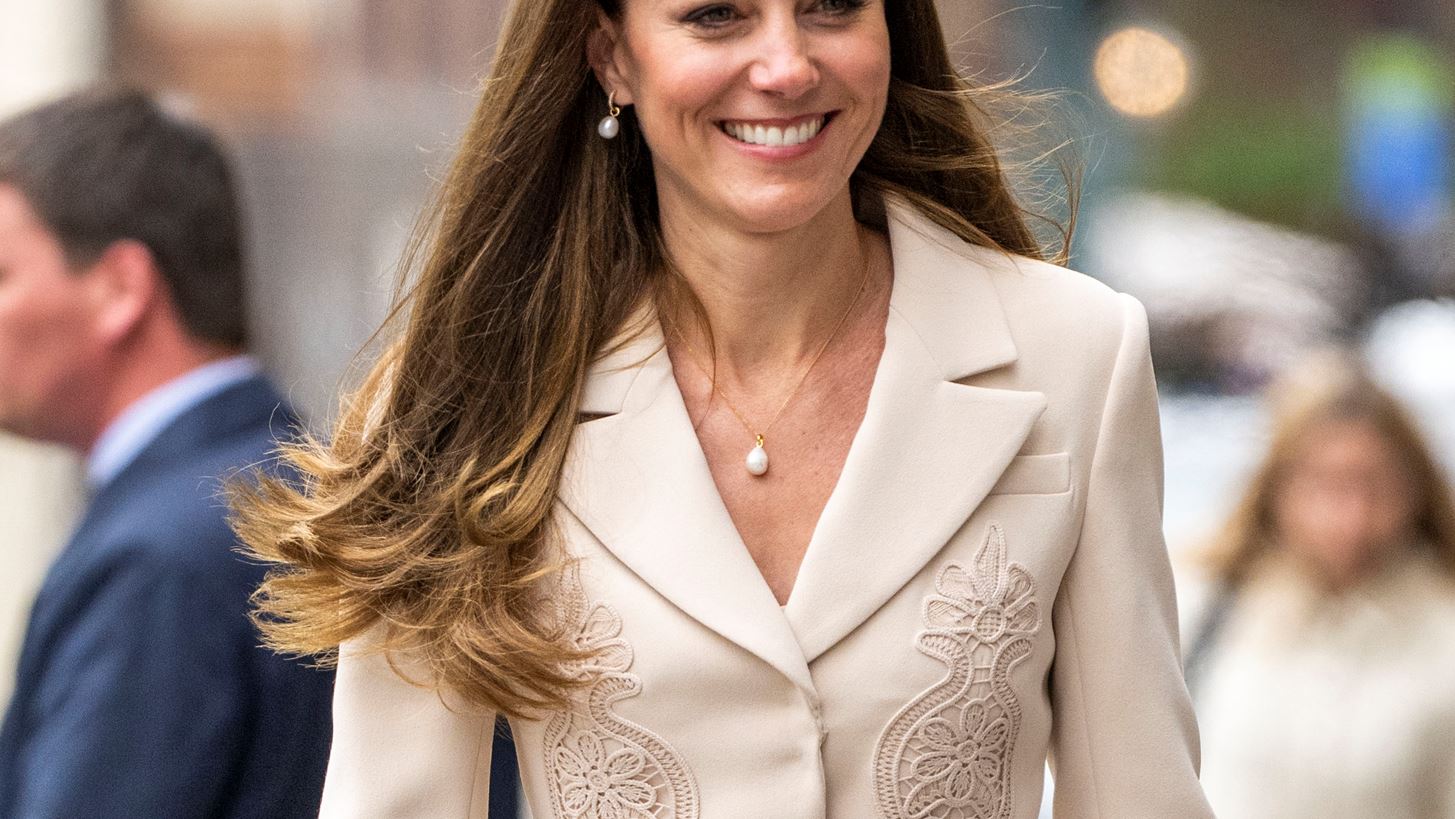 Trooping The Colour | &#x39F;&#x3B9; &#x3C0;&#x3C1;&#x3CE;&#x3C4;&#x3B5;&#x3C2; &#x3C6;&#x3C9;&#x3C4;&#x3BF;&#x3B3;&#x3C1;&#x3B1;&#x3C6;&#x3AF;&#x3B5;&#x3C2; &#x3C4;&#x3B7;&#x3C2; Kate Middleton &#x3BC;&#x3B5; &#x3BB;&#x3B5;&#x3C5;&#x3BA;&#x3CC; Alexander McQueen