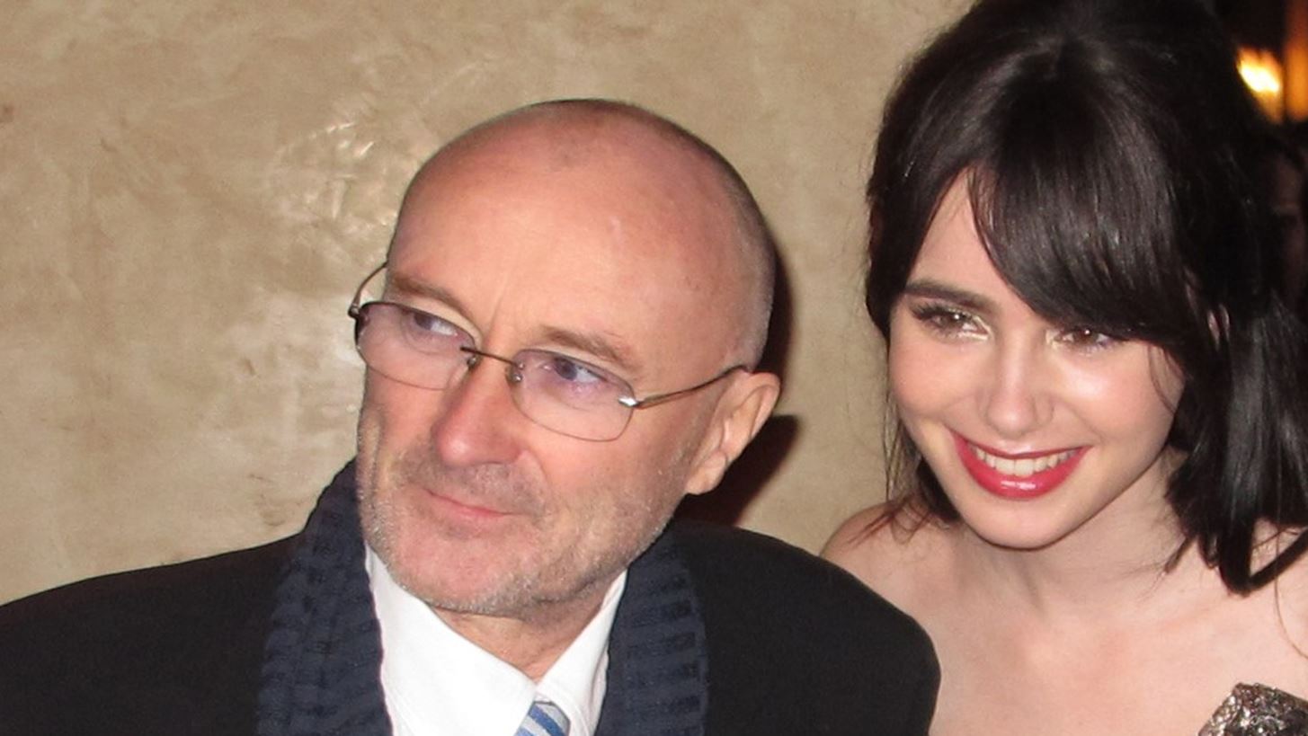 Lily Collins | &#x397; &#x3C4;&#x3C1;&#x3C5;&#x3C6;&#x3B5;&#x3C1;&#x3AE; &#x3B1;&#x3C6;&#x3B9;&#x3AD;&#x3C1;&#x3C9;&#x3C3;&#x3B7; &#x3BA;&#x3B1;&#x3B9; &#x3B7; &#x3C6;&#x3C9;&#x3C4;&#x3BF;&#x3B3;&#x3C1;&#x3B1;&#x3C6;&#x3AF;&#x3B1; &#x3B1;&#x3C0;&#x3CC; &#x3C4;&#x3B7;&#x3BD; &#x3C0;&#x3B1;&#x3B9;&#x3B4;&#x3B9;&#x3BA;&#x3AE; &#x3C4;&#x3B7;&#x3C2; &#x3B7;&#x3BB;&#x3B9;&#x3BA;&#x3AF;&#x3B1;, &#x3BC;&#x3B5; &#x3B1;&#x3C6;&#x3BF;&#x3C1;&#x3BC;&#x3AE; &#x3C4;&#x3B1; &#x3B3;&#x3B5;&#x3BD;&#x3AD;&#x3B8;&#x3BB;&#x3B9;&#x3B1; &#x3C4;&#x3BF;&#x3C5; &#x3C0;&#x3B1;&#x3C4;&#x3AD;&#x3C1;&#x3B1; &#x3C4;&#x3B7;&#x3C2;, Phil Collins
