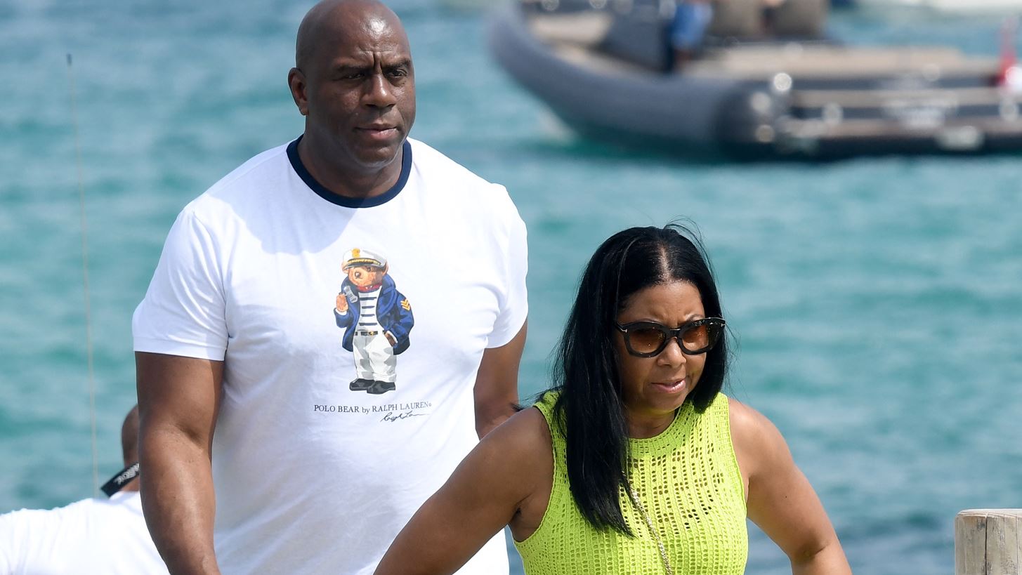 Magic Johnson | &#x3A6;&#x3C9;&#x3C4;&#x3BF;&#x3B3;&#x3C1;&#x3B1;&#x3C6;&#x3AF;&#x3B5;&#x3C2; &#x3B1;&#x3C0;&#x3CC; &#x3C4;&#x3B9;&#x3C2; &#x3B4;&#x3B9;&#x3B1;&#x3BA;&#x3BF;&#x3C0;&#x3AD;&#x3C2; &#x3C4;&#x3BF;&#x3C5; &#x3C3;&#x3B5; &#x39A;&#x3AD;&#x3C1;&#x3BA;&#x3C5;&#x3C1;&#x3B1; &#x3BA;&#x3B1;&#x3B9; &#x399;&#x3B8;&#x3AC;&#x3BA;&#x3B7;