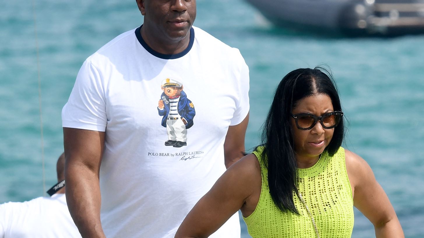Magic Johnson | &#x39C;&#x3B1;&#x3B3;&#x3B5;&#x3BC;&#x3AD;&#x3BD;&#x3BF;&#x3C2; &#x3B1;&#x3C0;&#x3CC; &#x3C4;&#x3B7;&#x3BD; &#x395;&#x3BB;&#x3BB;&#x3AC;&#x3B4;&#x3B1; - &#x39F;&#x3B9; &#x3C6;&#x3C9;&#x3C4;&#x3BF;&#x3B3;&#x3C1;&#x3B1;&#x3C6;&#x3AF;&#x3B5;&#x3C2; &#x3C4;&#x3BF;&#x3C5; &#x3B1;&#x3C0;&#x3CC; &#x3C4;&#x3B7;&#x3BD; &#x391;&#x3BA;&#x3C1;&#x3CC;&#x3C0;&#x3BF;&#x3BB;&#x3B7;