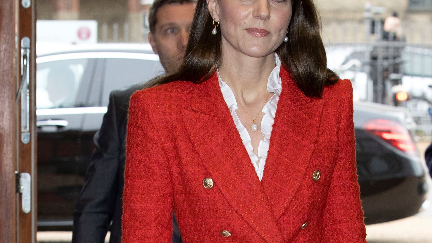 Kate Middleton | &#x3A6;&#x3CC;&#x3C1;&#x3B5;&#x3C3;&#x3B5; &#x3BA;&#x3BF;&#x3BD;&#x3C4;&#x3CC; &#x3C3;&#x3BF;&#x3C1;&#x3C4;&#x3C2; &#x3C3;&#x3B5; &#x3B4;&#x3B7;&#x3BC;&#x3CC;&#x3C3;&#x3B9;&#x3B1; &#x3B5;&#x3BC;&#x3C6;&#x3AC;&#x3BD;&#x3B9;&#x3C3;&#x3AE; &#x3C4;&#x3B7;&#x3C2; &#x3B3;&#x3B9;&#x3B1; &#x3B4;&#x3B5;&#x3CD;&#x3C4;&#x3B5;&#x3C1;&#x3B7; &#x3C6;&#x3BF;&#x3C1;&#x3AC; &#x3C4;&#x3B7;&#x3BD; &#x3C4;&#x3B5;&#x3BB;&#x3B5;&#x3C5;&#x3C4;&#x3B1;&#x3AF;&#x3B1; &#x3B4;&#x3B5;&#x3BA;&#x3B1;&#x3B5;&#x3C4;&#x3AF;&#x3B1;