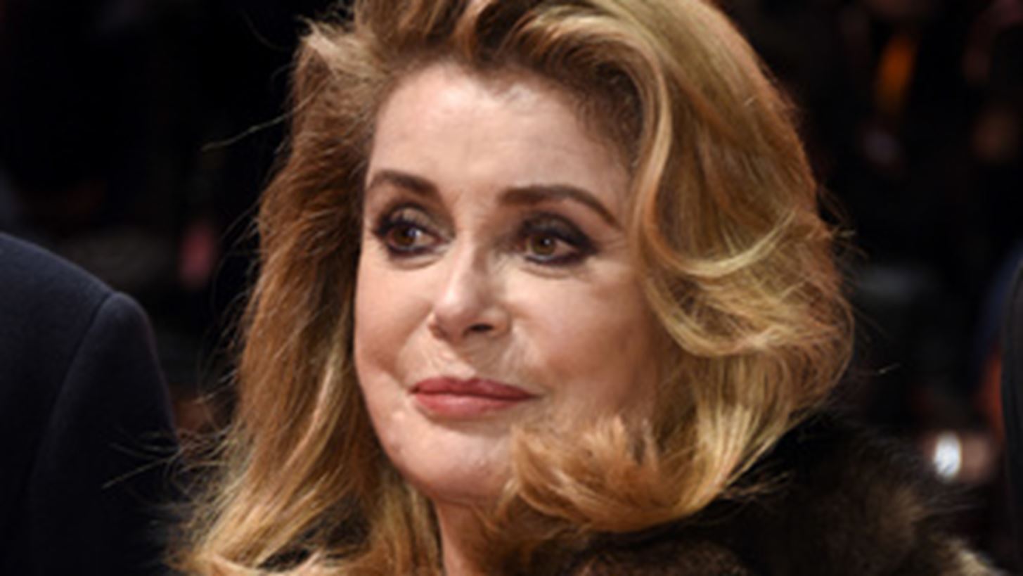 &#x397; Catherine Deneuve &#x3C5;&#x3C0;&#x3BF;&#x3B3;&#x3C1;&#x3AC;&#x3C6;&#x3B5;&#x3B9; &#x3C4;&#x3B7; &#x3BD;&#x3AD;&#x3B1; &#x3C3;&#x3C5;&#x3BB;&#x3BB;&#x3BF;&#x3B3;&#x3AE; &#x3C4;&#x3B7;&#x3C2; APC