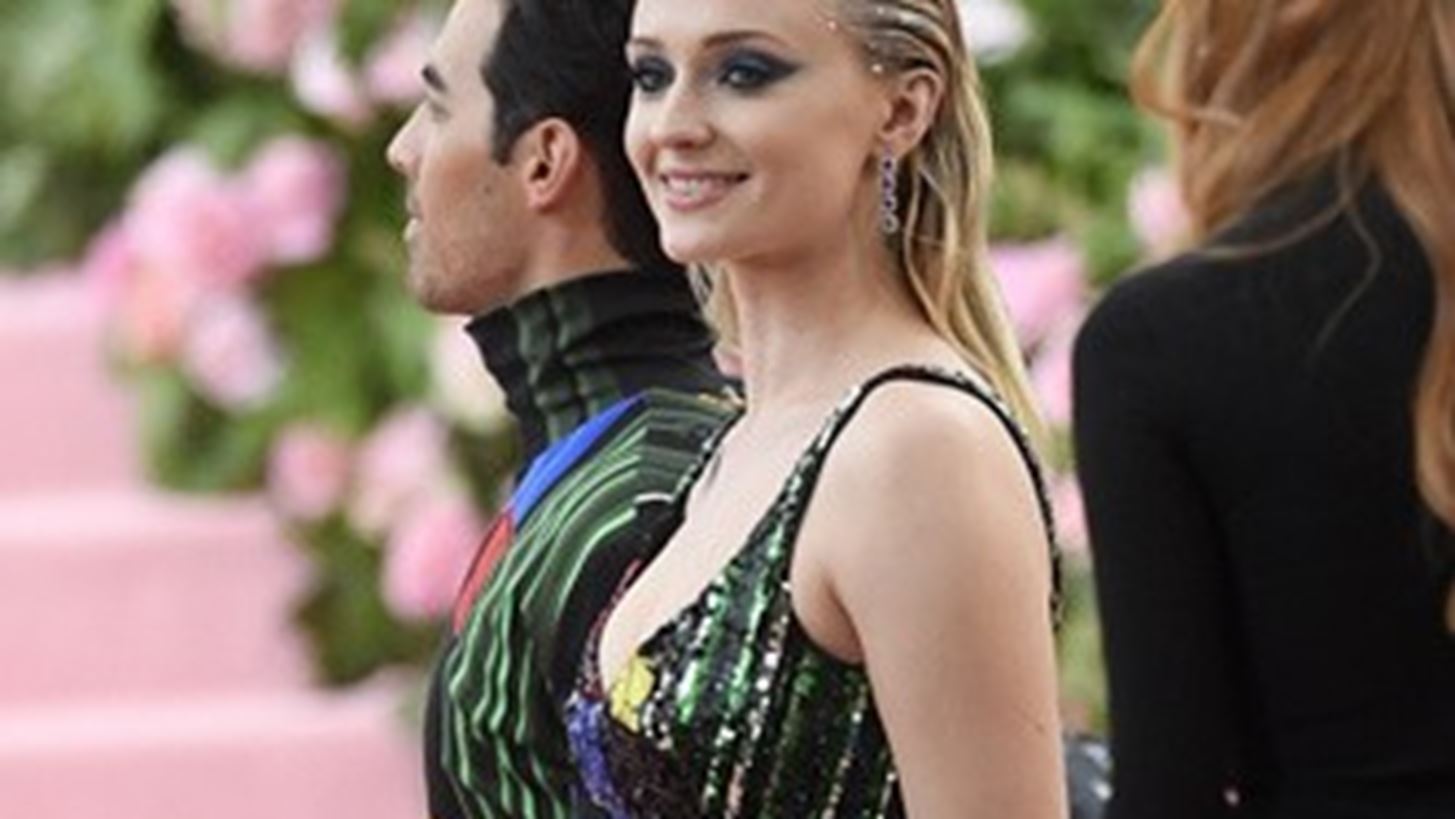 &#x3A4;&#x3BF; bachelorette &#x3C4;&#x3B7;&#x3C2; Sophie Turner &#x3C3;&#x3C4;&#x3B7;&#x3BD; &#x395;&#x3C5;&#x3C1;&#x3CE;&#x3C0;&#x3B7;