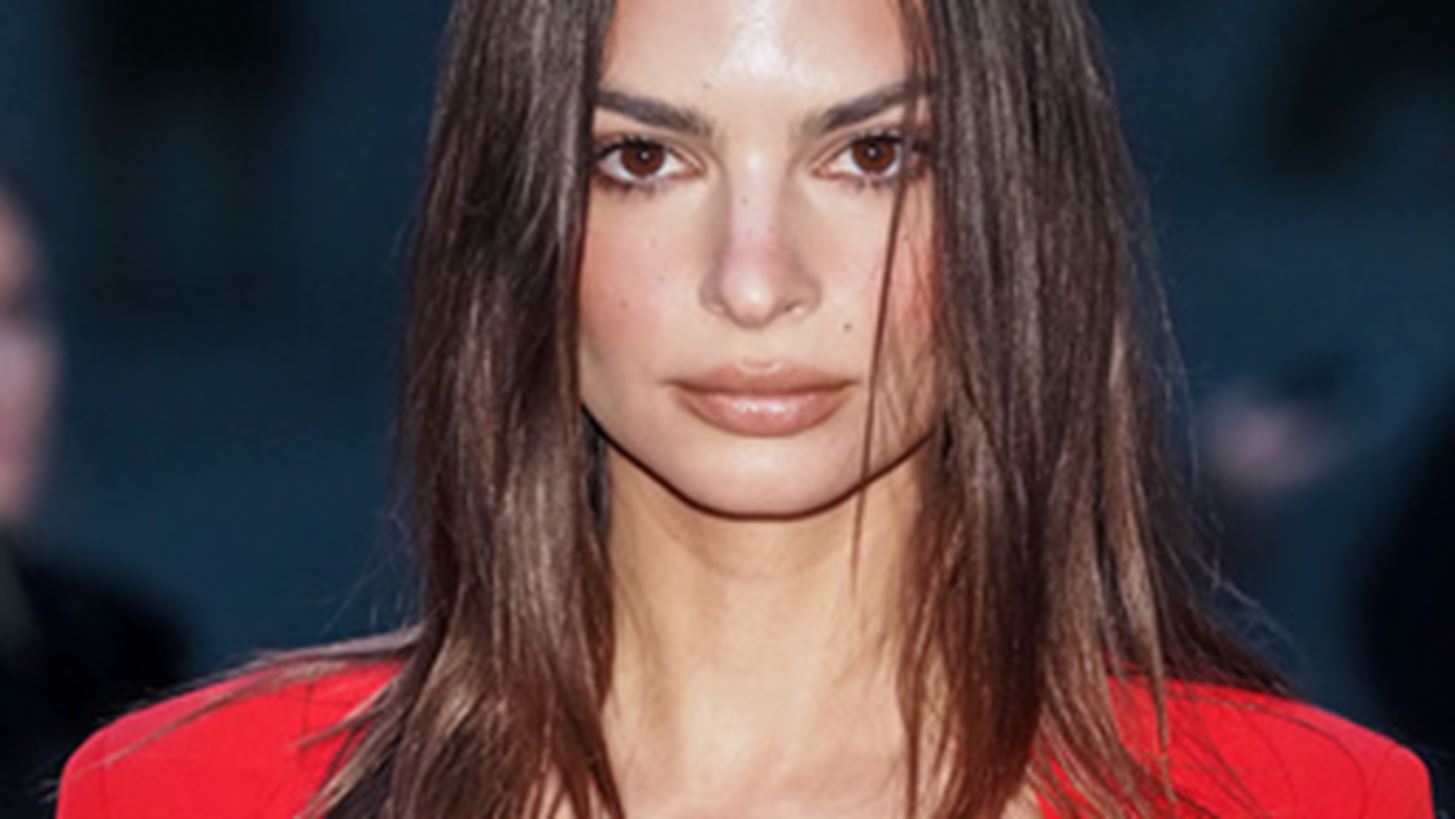 &#x397; Emily Ratajkowski &#x3BC;&#x3BF;&#x3B9;&#x3C1;&#x3AC;&#x3B6;&#x3B5;&#x3C4;&#x3B1;&#x3B9; &#x3BC;&#x3AF;&#x3B1; selfie &#x3B1;&#x3C0;&#x3CC; &#x3C4;&#x3B7;&#x3BD; &#x3B7;&#x3BC;&#x3AD;&#x3C1;&#x3B1; &#x3C0;&#x3BF;&#x3C5; &#x3AD;&#x3BC;&#x3B1;&#x3B8;&#x3B5; &#x3CC;&#x3C4;&#x3B9; &#x3AE;&#x3C4;&#x3B1;&#x3BD; &#x3AD;&#x3B3;&#x3BA;&#x3C5;&#x3BF;&#x3C2;