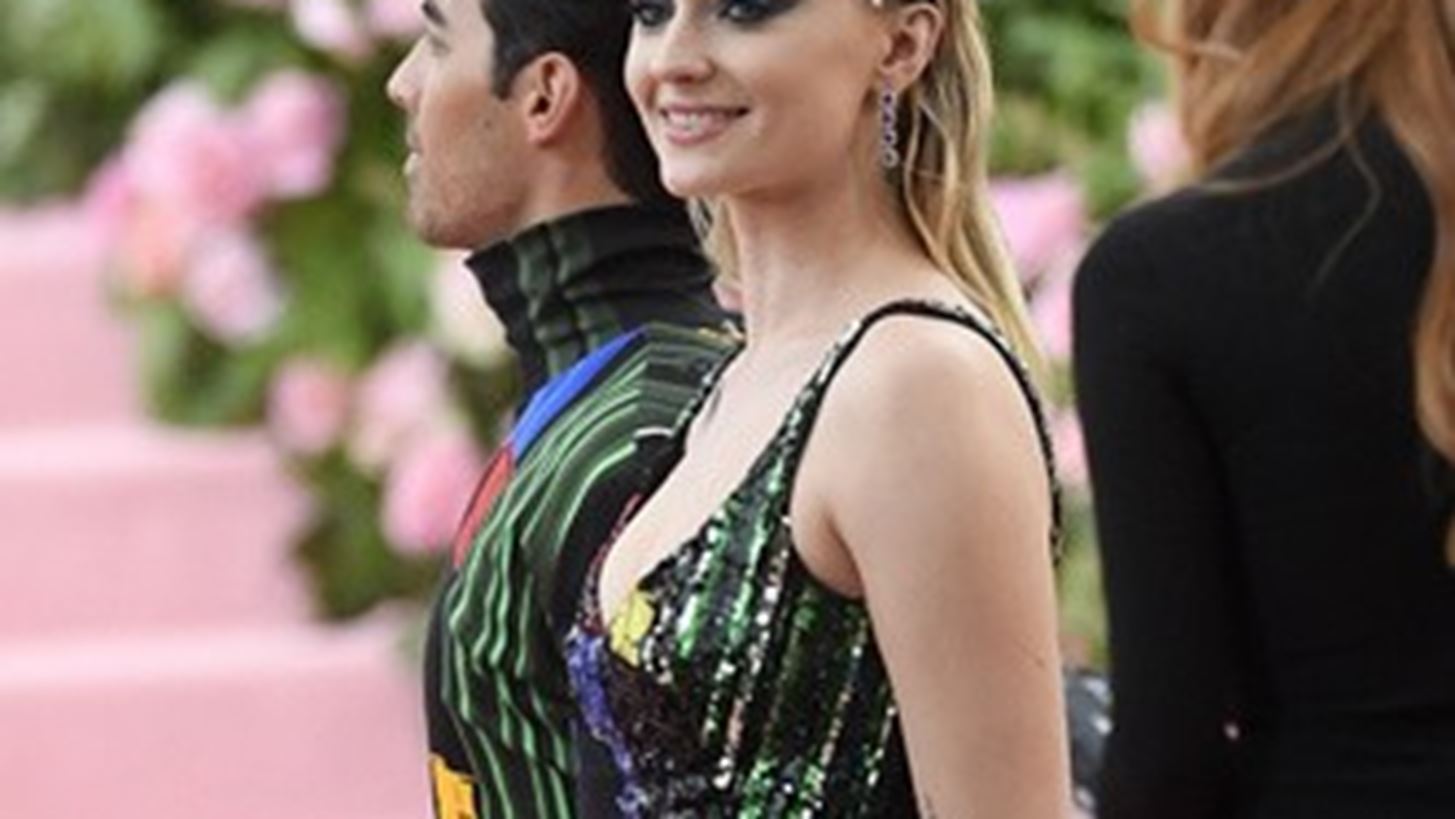 &#x397; Sophie Turner &quot;&#x3C4;&#x3B1; &#x3B2;&#x3AC;&#x3B6;&#x3B5;&#x3B9;&quot; &#x3BC;&#x3B5; &#x3C4;&#x3B9;&#x3C2; Influencers &#x3C4;&#x3BF;&#x3C5; Instagram