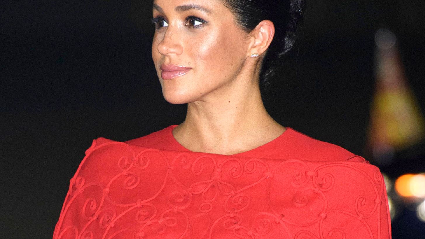 Meghan Markle: &#x39C;&#x3B5; &#x3BA;&#x3CC;&#x3BA;&#x3BA;&#x3B9;&#x3BD;&#x3BF; &#x3C6;&#x3CC;&#x3C1;&#x3B5;&#x3BC;&#x3B1; Valentino &#x3C3;&#x3C4;&#x3BF; &#x39C;&#x3B1;&#x3C1;&#x3CC;&#x3BA;&#x3BF;