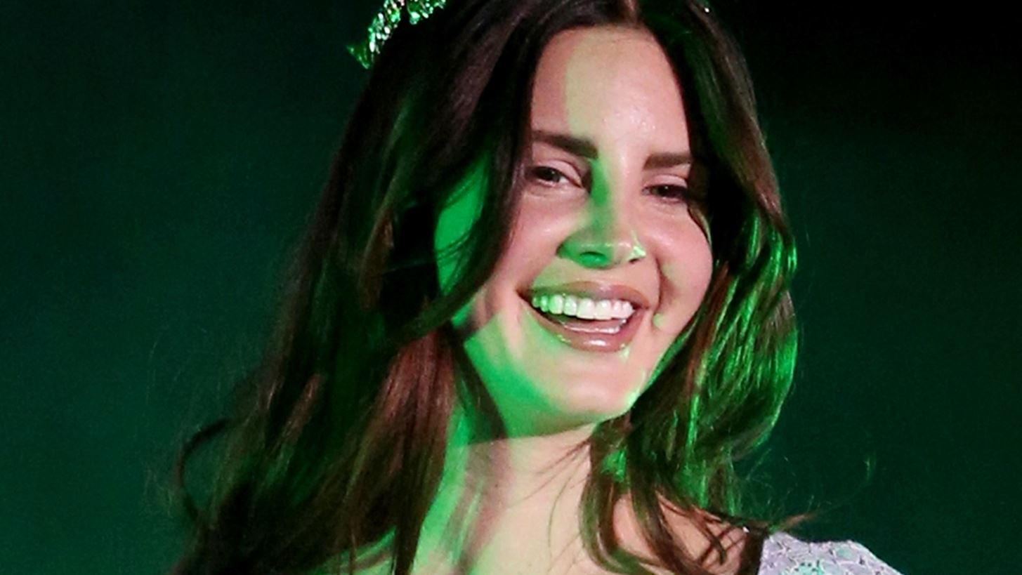 &#x397; Lana Del Rey &#x3B4;&#x3B7;&#x3BC;&#x3BF;&#x3C3;&#x3B9;&#x3B5;&#x3CD;&#x3B5;&#x3B9; &#x3BC;&#x3AF;&#x3B1; &#x3BD;&#x3AD;&#x3B1; &#x3C6;&#x3C9;&#x3C4;&#x3BF;&#x3B3;&#x3C1;&#x3B1;&#x3C6;&#x3AF;&#x3B1; &#x3B1;&#x3C0;&#x3CC; &#x3C4;&#x3BF;&#x3BD; &#x3B3;&#x3AC;&#x3BC;&#x3BF; &#x3C4;&#x3B7;&#x3C2;, &#x3BB;&#x3AF;&#x3B3;&#x3BF; &#x3C0;&#x3C1;&#x3B9;&#x3BD; &#x3C4;&#x3B7;&#x3BD; &#x3C0;&#x3C1;&#x3CE;&#x3C4;&#x3B7; &#x3B5;&#x3C0;&#x3AD;&#x3C4;&#x3B5;&#x3B9;&#x3BF; &#x3BC;&#x3B5; &#x3C4;&#x3BF;&#x3BD; &#x3C3;&#x3CD;&#x3B6;&#x3C5;&#x3B3;&#x3CC; &#x3C4;&#x3B7;&#x3C2;