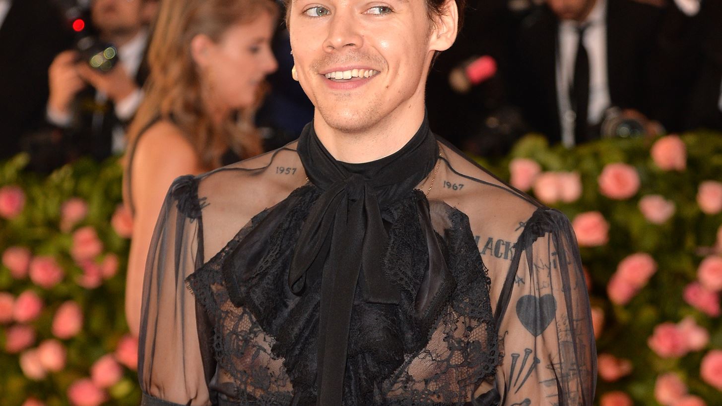 Harry Styles | &#x3A6;&#x3BF;&#x3C1;&#x3AC;&#x3B5;&#x3B9; tutu &#x3BA;&#x3B1;&#x3B9; &#x3B1;&#x3C0;&#x3BF;&#x3B8;&#x3B5;&#x3CE;&#x3BD;&#x3B5;&#x3C4;&#x3B1;&#x3B9; &#x3B1;&#x3C0;&#x3CC; &#x3C4;&#x3BF;&#x3C5;&#x3C2; fans &#x3C4;&#x3BF;&#x3C5;