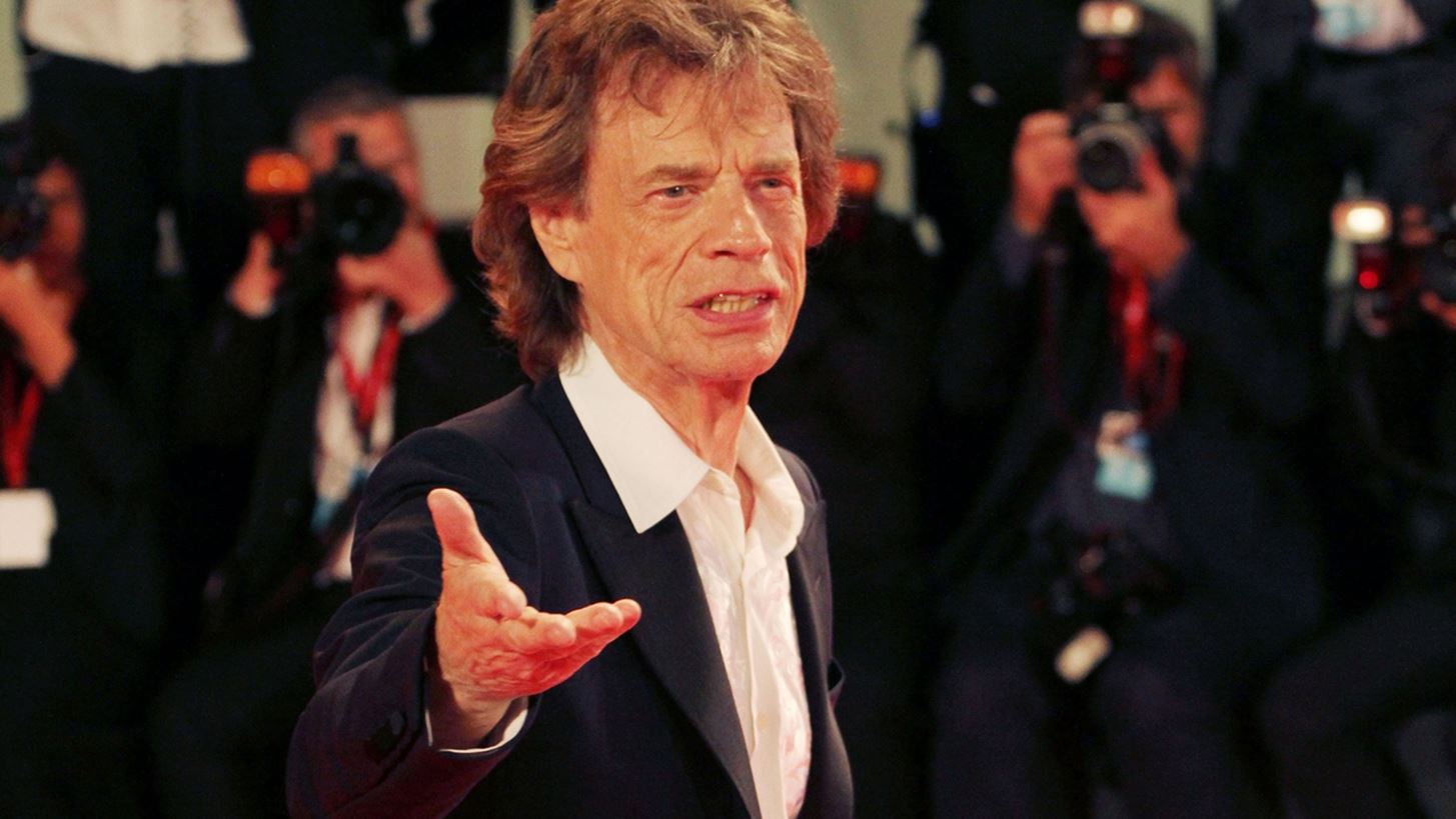 &#x39F; Mick Jagger &#x3B1;&#x3C0;&#x3BF;&#x3C7;&#x3B1;&#x3B9;&#x3C1;&#x3B5;&#x3C4;&#x3AC; &#x3C4;&#x3B7; Marianne Faithfull, &#x3BC;&#x3AF;&#x3B1; &#x3B3;&#x3C5;&#x3BD;&#x3B1;&#x3AF;&#x3BA;&#x3B1; &#x3C0;&#x3BF;&#x3C5; &#x3C4;&#x3BF;&#x3BD; &#x3C3;&#x3B7;&#x3BC;&#x3AC;&#x3B4;&#x3B5;&#x3C8;&#x3B5;