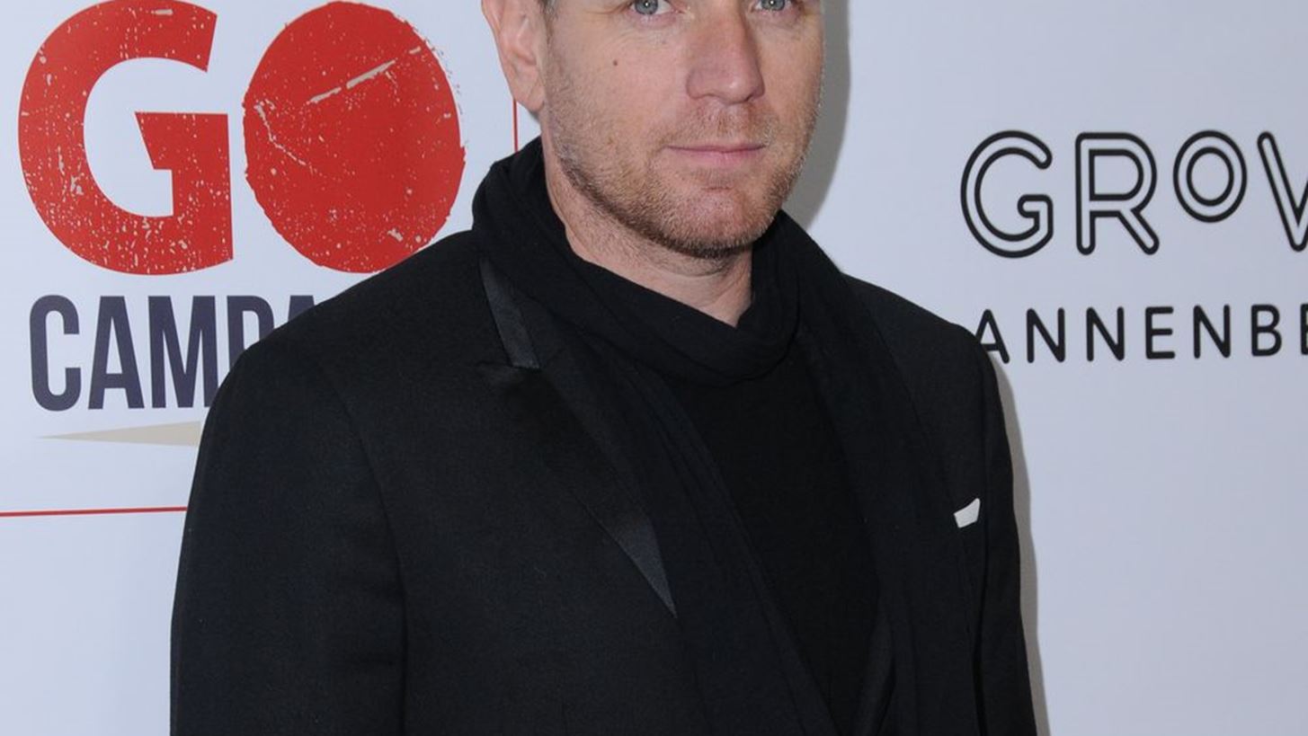 O Ewan McGregor &#x3B1;&#x3BA;&#x3C5;&#x3C1;&#x3CE;&#x3BD;&#x3B5;&#x3B9; &#x3C3;&#x3C5;&#x3BD;&#x3AD;&#x3BD;&#x3C4;&#x3B5;&#x3C5;&#x3BE;&#x3B7; &#x3BC;&#x3B5;&#x3C4;&#x3AC; &#x3B1;&#x3C0;&#x3CC; &#x3B1;&#x3C1;&#x3BD;&#x3B7;&#x3C4;&#x3B9;&#x3BA;&#x3AC; &#x3C3;&#x3C7;&#x3CC;&#x3BB;&#x3B9;&#x3B1; &#x3B3;&#x3B9;&#x3B1; &#x3C4;&#x3BF; Women&#x27;s March