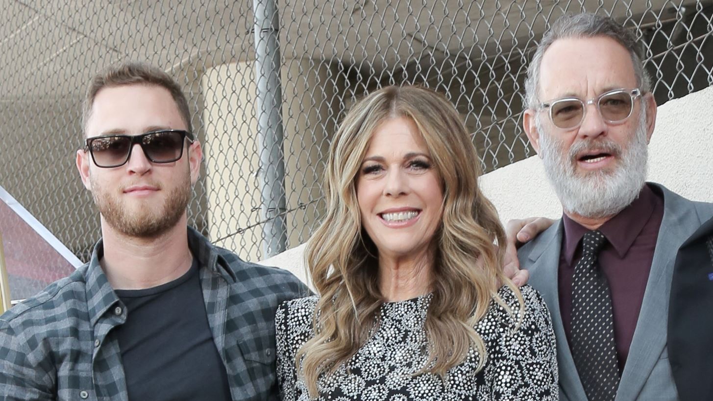 Chet Hanks | &#x39F; &#x3B3;&#x3B9;&#x3BF;&#x3C2; &#x3C4;&#x3BF;&#x3C5; Tom Hanks &#x3B4;&#x3B5;&#x3BD; &#x3C0;&#x3B9;&#x3C3;&#x3C4;&#x3B5;&#x3CD;&#x3B5;&#x3B9; &#x3C3;&#x3C4;&#x3BF;&#x3BD; &#x3BA;&#x3BF;&#x3C1;&#x3BF;&#x3BD;&#x3BF;&#x3CA;&#x3CC; - &#x3A4;&#x3BF; &#x3B5;&#x3C0;&#x3B9;&#x3BA;&#x3CC; &#x3BE;&#x3AD;&#x3C3;&#x3C0;&#x3B1;&#x3C3;&#x3BC;&#x3AC; &#x3C4;&#x3BF;&#x3C5; &#x3B3;&#x3B9;&#x3B1; &#x3C4;&#x3B1; &#x3B5;&#x3BC;&#x3B2;&#x3CC;&#x3BB;&#x3B9;&#x3B1;