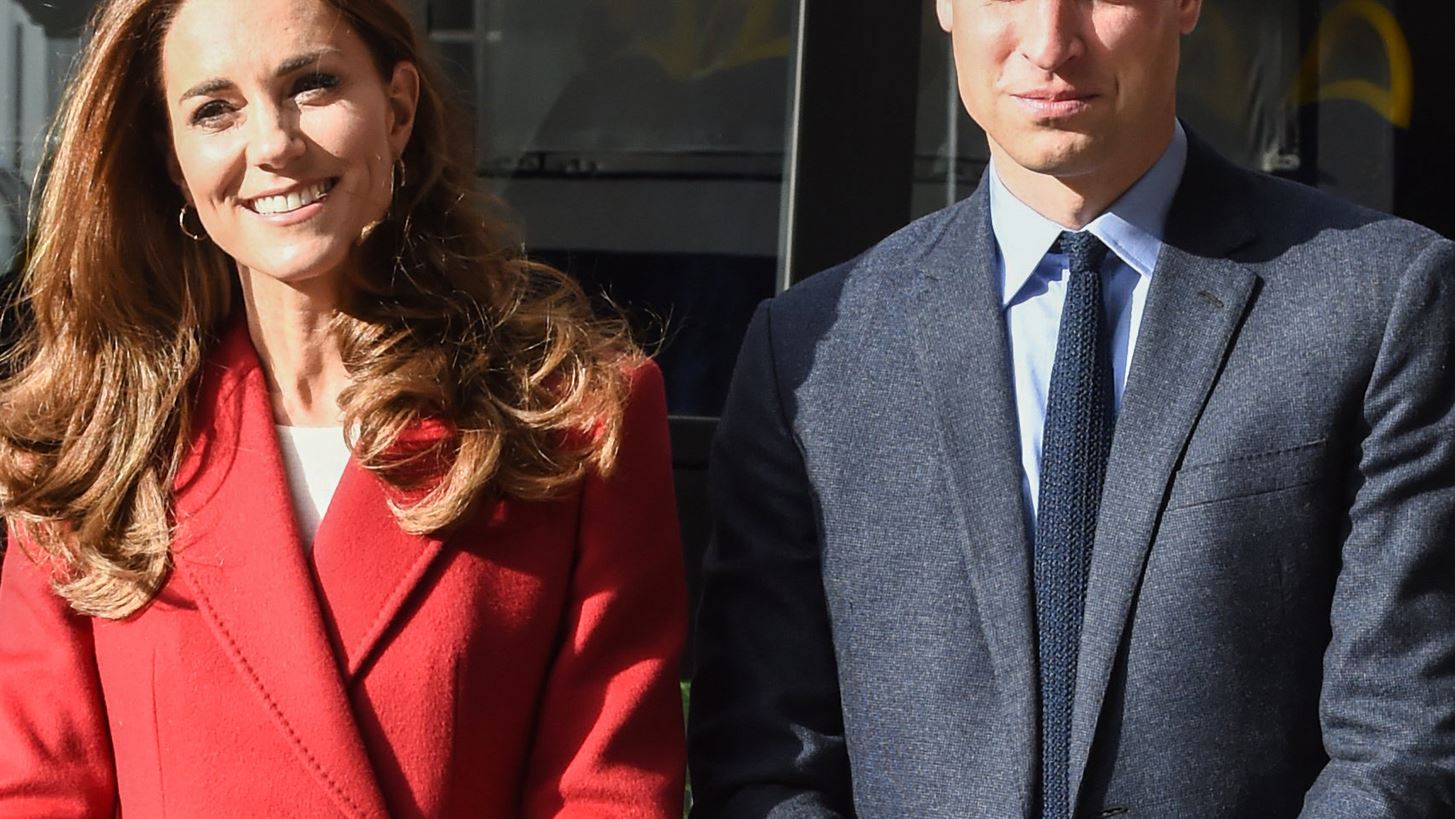 Golden Royal | &#x397; &#x3B5;&#x3BC;&#x3C6;&#x3AC;&#x3BD;&#x3B9;&#x3C3;&#x3B7; &#x3C4;&#x3B7;&#x3C2; Kate Middleton &#x3BC;&#x3B5; &#x3C7;&#x3C1;&#x3C5;&#x3C3;&#x3CC; &#x3C6;&#x3CC;&#x3C1;&#x3B5;&#x3BC;&#x3B1; &#x3C3;&#x3C4;&#x3B7;&#x3BD; &#x3C0;&#x3C1;&#x3B5;&#x3BC;&#x3B9;&#x3AD;&#x3C1;&#x3B1; &#x3C4;&#x3BF;&#x3C5; James Bond &#x3B8;&#x3B1; &#x3B3;&#x3C1;&#x3AC;&#x3C8;&#x3B5;&#x3B9; &#x3B9;&#x3C3;&#x3C4;&#x3BF;&#x3C1;&#x3AF;&#x3B1;