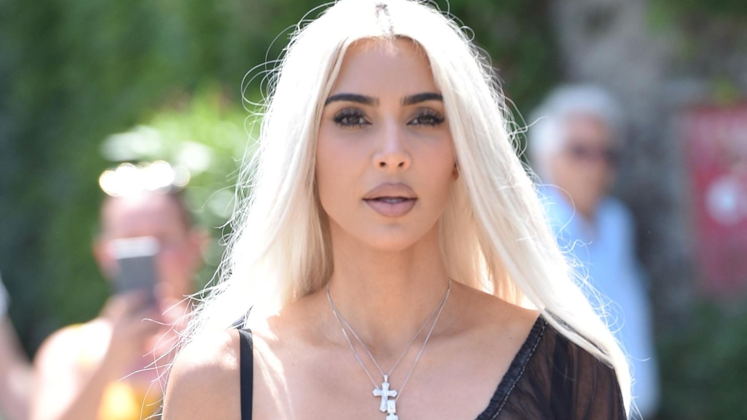 Kim Kardashian | &#x397; &#x3BC;&#x3AE;&#x3BD;&#x3C5;&#x3C3;&#x3B7; &#x3C0;&#x3BF;&#x3C5; &#x3B4;&#x3AD;&#x3C7;&#x3B8;&#x3B7;&#x3BA;&#x3B5; &#x3BC;&#x3B5; &#x3B1;&#x3C6;&#x3BF;&#x3C1;&#x3BC;&#x3AE; &#x3C4;&#x3B7; &#x3BD;&#x3AD;&#x3B1; &#x3C4;&#x3B7;&#x3C2; &#x3C3;&#x3B5;&#x3B9;&#x3C1;&#x3AC; skincare &#x3C0;&#x3C1;&#x3BF;&#x3CA;&#x3CC;&#x3BD;&#x3C4;&#x3C9;&#x3BD;