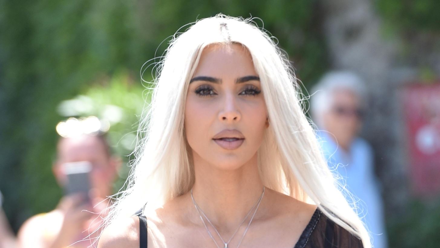 &#x397; Kim Kardashian &#x3B3;&#x3BD;&#x3CE;&#x3C1;&#x3B9;&#x3C3;&#x3B5; &#x3C4;&#x3B7; &quot;&#x3A3;&#x3B9;&#x3B4;&#x3B7;&#x3C1;&#x3AC; &#x39A;&#x3C5;&#x3C1;&#x3AF;&#x3B1; &#x3C4;&#x3B7;&#x3C2; &#x39C;&#x3CC;&#x3B4;&#x3B1;&#x3C2;&quot; (&#x3BA;&#x3B1;&#x3B9; &#x3B4;&#x3B5;&#x3BD; &#x3B5;&#x3BD;&#x3BD;&#x3BF;&#x3BF;&#x3CD;&#x3BC;&#x3B5; &#x3C4;&#x3B7;&#x3BD; Anna Wintour)