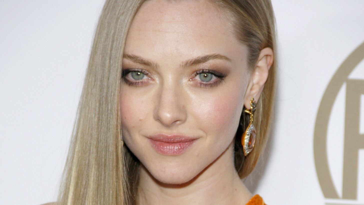 Amanda Seyfried | &#x3A4;&#x3BF; &#x3BA;&#x3BF;&#x3C1;&#x3AF;&#x3C4;&#x3C3;&#x3B9; &#x3BC;&#x3B5; &#x3C4;&#x3B1; &#x3B3;&#x3B1;&#x3BB;&#x3B1;&#x3BD;&#x3AC; &#x3BC;&#x3AC;&#x3C4;&#x3B9;&#x3B1; &#x3C0;&#x3BF;&#x3C5; &#x3C0;&#x3BB;&#x3AD;&#x3BF;&#x3BD; &#x3B4;&#x3B5;&#x3BD; &#x3C6;&#x3BF;&#x3B2;&#x3AC;&#x3C4;&#x3B1;&#x3B9; &#x3BD;&#x3B1; &#x3C0;&#x3B5;&#x3B9; &quot;&#x3CC;&#x3C7;&#x3B9;&quot;