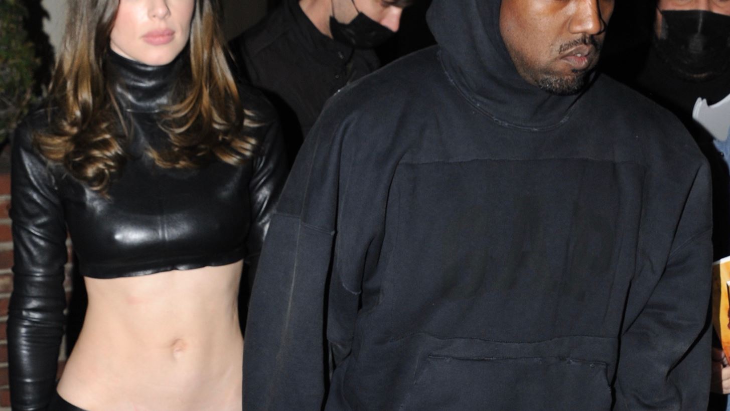 Kanye West | &#x388;&#x3BA;&#x3B1;&#x3BD;&#x3B5; &#x3C4;&#x3B7;&#x3BD; &#x3C0;&#x3C1;&#x3CE;&#x3C4;&#x3B7; &#x3C4;&#x3BF;&#x3C5; &#x3B5;&#x3C0;&#x3AF;&#x3C3;&#x3B7;&#x3BC;&#x3B7; &#x3B5;&#x3BC;&#x3C6;&#x3AC;&#x3BD;&#x3B9;&#x3C3;&#x3B7; &#x3C3;&#x3C4;&#x3BF; &#x3BA;&#x3CC;&#x3BA;&#x3BA;&#x3B9;&#x3BD;&#x3BF; &#x3C7;&#x3B1;&#x3BB;&#x3AF; &#x3BC;&#x3B5; &#x3C4;&#x3B7;&#x3BD; Julia Fox