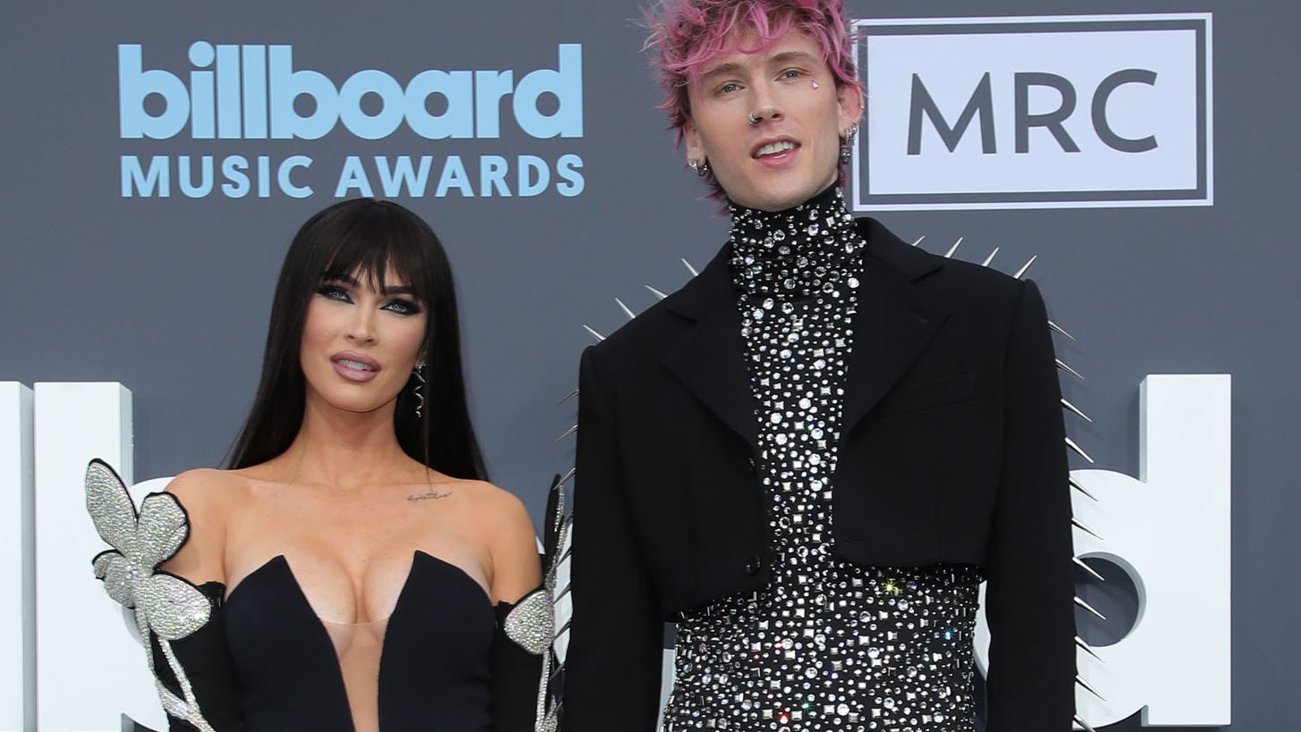 Machine Gun Kelly | &#x397; &#x3B5;&#x3BC;&#x3C6;&#x3AC;&#x3BD;&#x3B9;&#x3C3;&#x3B7; &#x3BC;&#x3B5; &#x3BC;&#x3B1;&#x3BD;&#x3B9;&#x3BA;&#x3B9;&#x3BF;&#x3CD;&#x3C1; &#x3C0;&#x3BF;&#x3C5; &#x3BA;&#x3CC;&#x3C3;&#x3C4;&#x3B9;&#x3C3;&#x3B5; 30 &#x3C7;&#x3B9;&#x3BB;&#x3B9;&#x3AC;&#x3B4;&#x3B5;&#x3C2; &#x3B4;&#x3BF;&#x3BB;&#x3AC;&#x3C1;&#x3B9;&#x3B1;