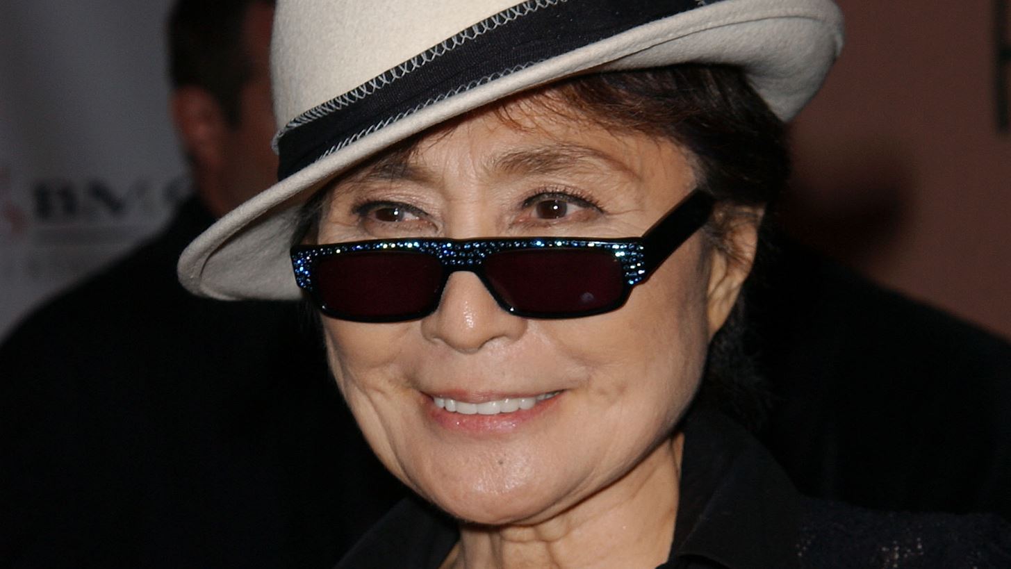 H Yoko Ono &#x3BA;&#x3AC;&#x3BD;&#x3B5;&#x3B9; &#x3C4;&#x3B1;&#x3B9;&#x3BD;&#x3AF;&#x3B1; &#x3C4;&#x3B7;&#x3BD; &#x3C3;&#x3C7;&#x3AD;&#x3C3;&#x3B7; &#x3C4;&#x3B7;&#x3C2; &#x3BC;&#x3B5; &#x3C4;&#x3BF;&#x3BD; John Lennon