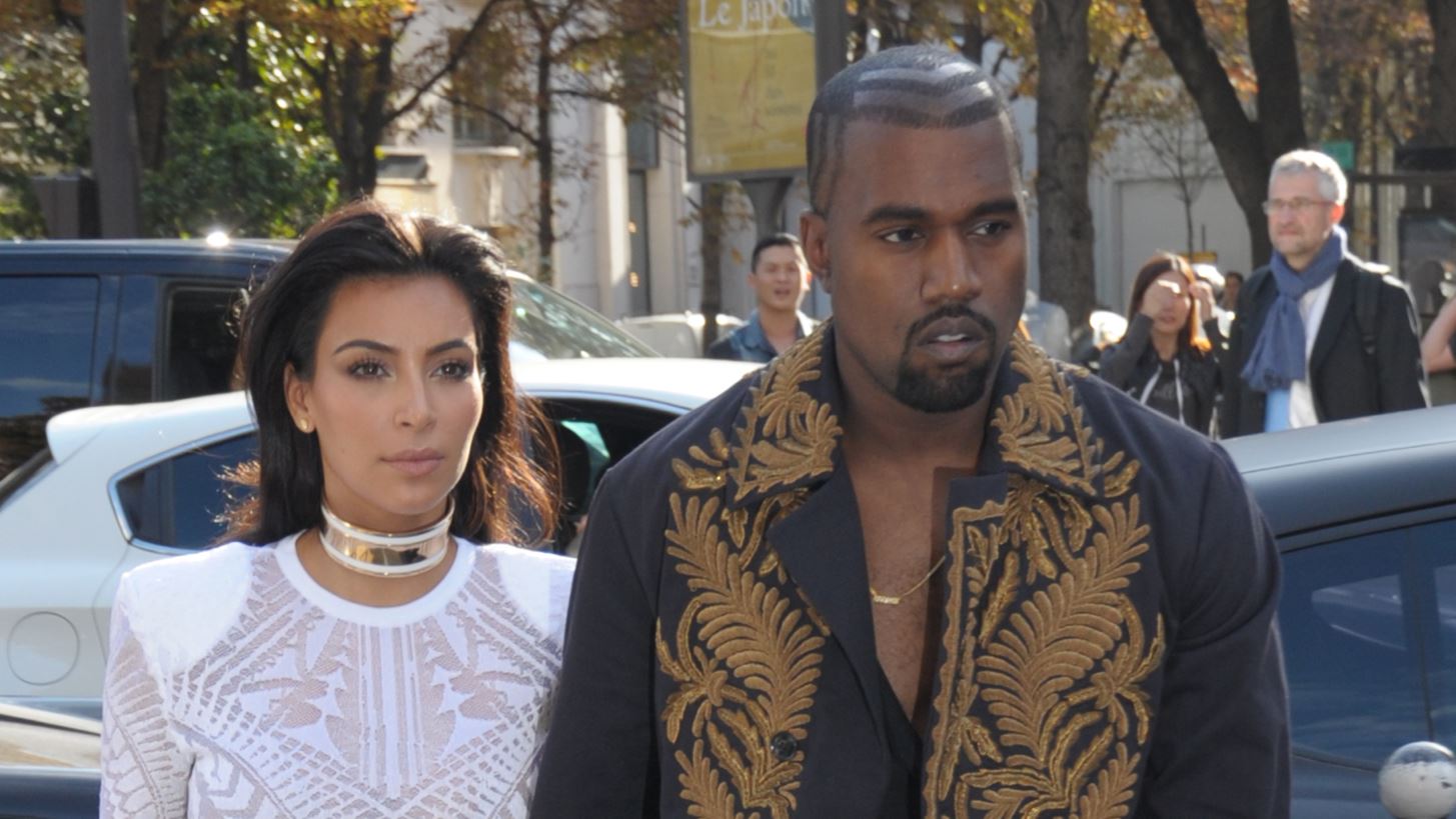 &#x39F; Kanye West &#x3B3;&#x3B9;&#x3CC;&#x3C1;&#x3C4;&#x3B1;&#x3C3;&#x3B5; &#x3C4;&#x3B7;&#x3BD; &#x397;&#x3BC;&#x3AD;&#x3C1;&#x3B1; &#x3C4;&#x3BF;&#x3C5; &#x391;&#x3B3;. &#x392;&#x3B1;&#x3BB;&#x3B5;&#x3BD;&#x3C4;&#x3AF;&#x3BD;&#x3BF;&#x3C5; &#x3C3;&#x3C4;&#x3AD;&#x3BB;&#x3BD;&#x3BF;&#x3BD;&#x3C4;&#x3B1;&#x3C2; &#x3AD;&#x3BD;&#x3B1; &#x3C6;&#x3BF;&#x3C1;&#x3C4;&#x3B7;&#x3B3;&#x3CC; &#x3C4;&#x3C1;&#x3B9;&#x3B1;&#x3BD;&#x3C4;&#x3AC;&#x3C6;&#x3C5;&#x3BB;&#x3BB;&#x3B1; &#x3C3;&#x3C4;&#x3B7;&#x3BD; Kim Kardashian