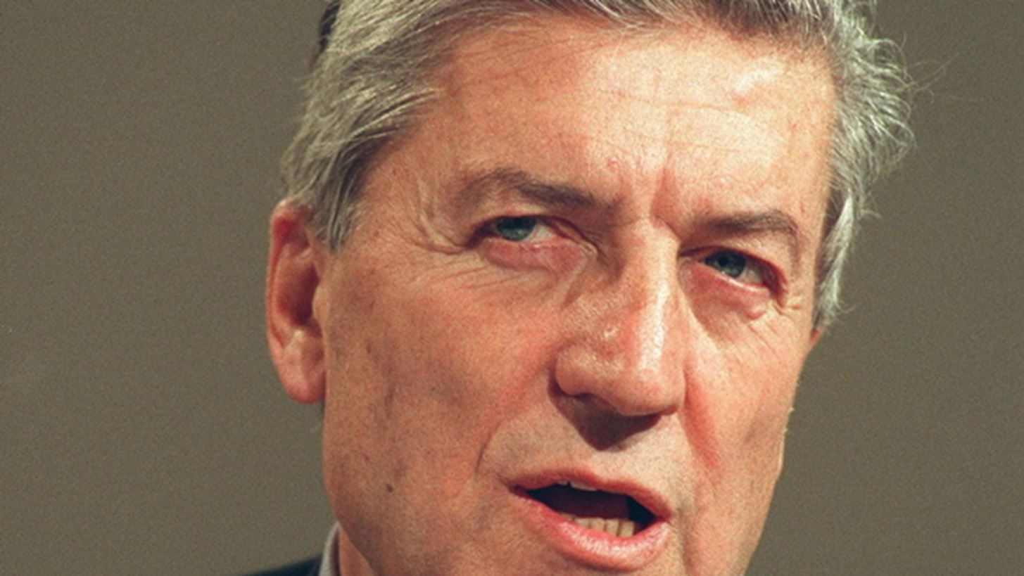 &#x3A0;&#x3AD;&#x3B8;&#x3B1;&#x3BD;&#x3B5; &#x3BF; &#x3BC;&#x3B5;&#x3C4;&#x3C1; &#x3C4;&#x3B7;&#x3C2; casual &#x3BA;&#x3BF;&#x3BC;&#x3C8;&#x3CC;&#x3C4;&#x3B7;&#x3C4;&#x3B1;&#x3C2;, Nino Cerrutti