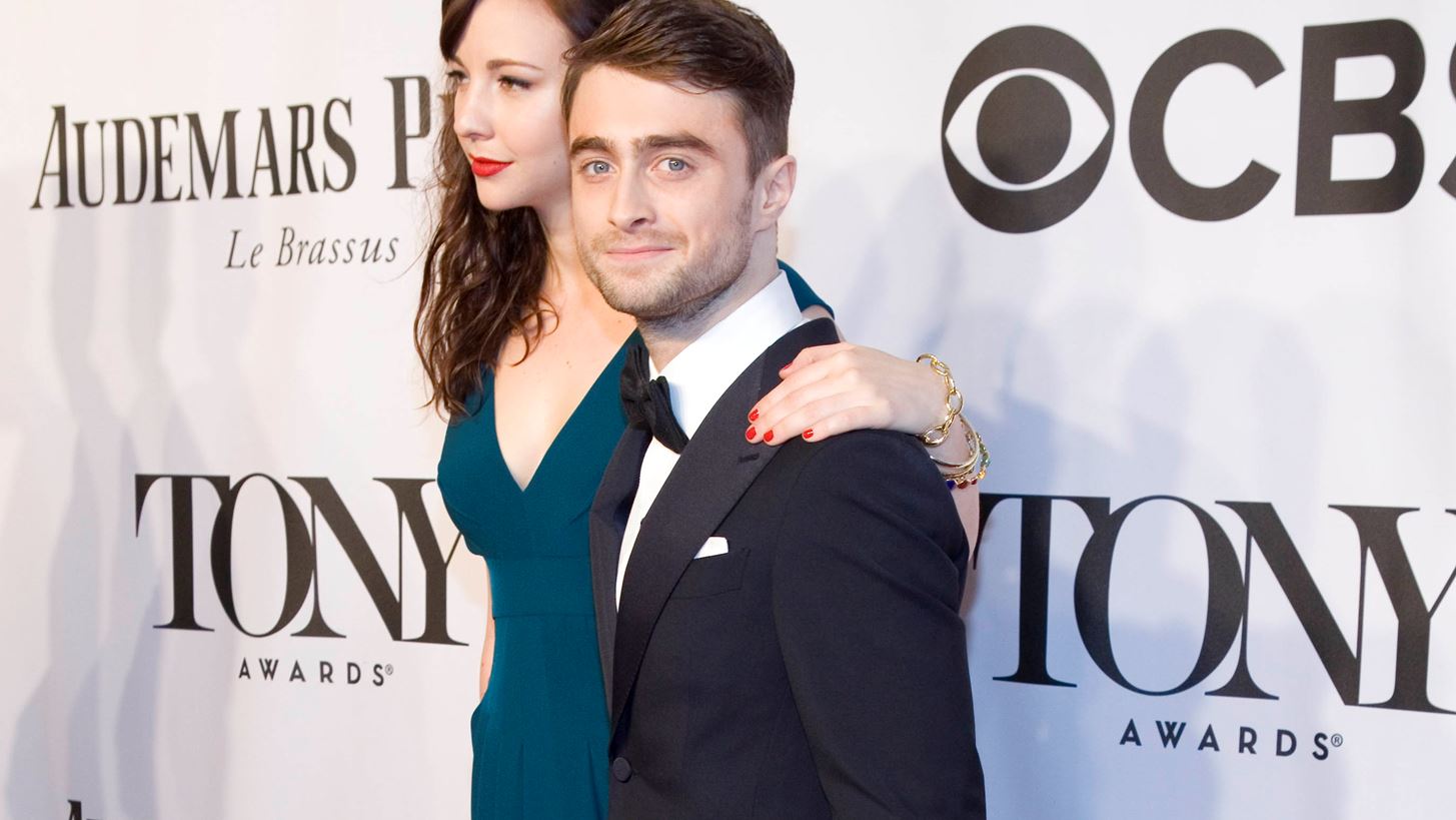 Daniel Radcliffe | &#x3A3;&#x3C4;&#x3BF; &#x3BA;&#x3CC;&#x3BA;&#x3BA;&#x3B9;&#x3BD;&#x3BF; &#x3C7;&#x3B1;&#x3BB;&#x3AF; &#x3BC;&#x3B5; &#x3C4;&#x3B7; &#x3C3;&#x3CD;&#x3BD;&#x3C4;&#x3C1;&#x3BF;&#x3C6;&#x3CC; &#x3C4;&#x3BF;&#x3C5;, Erin Darke, &#x3B3;&#x3B9;&#x3B1; &#x3C0;&#x3C1;&#x3CE;&#x3C4;&#x3B7; &#x3C6;&#x3BF;&#x3C1;&#x3AC; &#x3BC;&#x3B5;&#x3C4;&#x3AC; &#x3B1;&#x3C0;&#x3CC; &#x3BC;&#x3B9;&#x3B1; 8 &#x3C7;&#x3C1;&#x3CC;&#x3BD;&#x3B9;&#x3B1;