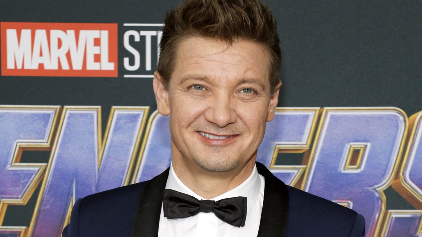 &#x39F; Jeremy Renner &quot;&#x3BB;&#x3C5;&#x3B3;&#x3AF;&#x3B6;&#x3B5;&#x3B9;&quot; on camera &#x3BC;&#x3B9;&#x3BB;&#x3CE;&#x3BD;&#x3C4;&#x3B1;&#x3C2; &#x3B3;&#x3B9;&#x3B1; &#x3C4;&#x3BF; &#x3C4;&#x3C1;&#x3B1;&#x3B3;&#x3B9;&#x3BA;&#x3CC; &#x3B1;&#x3C4;&#x3CD;&#x3C7;&#x3B7;&#x3BC;&#x3B1; &#x3C0;&#x3BF;&#x3C5; &#x3C0;&#x3B1;&#x3C1;&#x3B1;&#x3BB;&#x3AF;&#x3B3;&#x3BF; &#x3BD;&#x3B1; &#x3C4;&#x3BF;&#x3C5; &#x3C3;&#x3C4;&#x3B5;&#x3C1;&#x3AE;&#x3C3;&#x3B5;&#x3B9; &#x3C4;&#x3B7; &#x3B6;&#x3C9;&#x3AE;