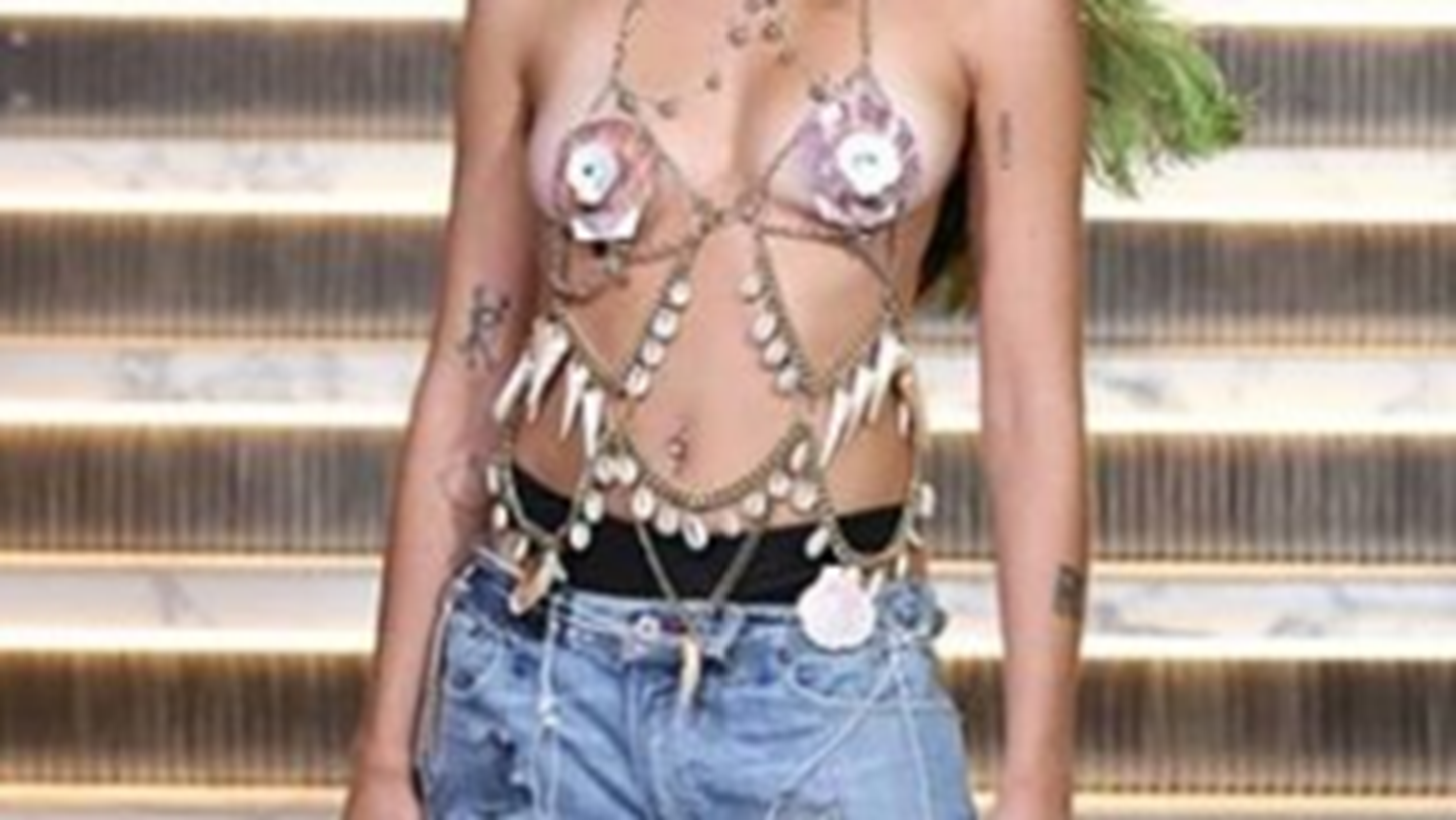 Lourdes Leon | &#x3A6;&#x3CC;&#x3C1;&#x3B5;&#x3C3;&#x3B5; &#x3C4;&#x3BF; &#x3BD;&#x3C5;&#x3C6;&#x3B9;&#x3BA;&#x3CC; &#x3C4;&#x3B7;&#x3C2; Madonna &#x3B1;&#x3C0;&#x3CC; &#x3C4;&#x3BF; &#x3B2;&#x3B9;&#x3BD;&#x3C4;&#x3B5;&#x3BF;&#x3BA;&#x3BB;&#x3AF;&#x3C0; &#x3C4;&#x3BF;&#x3C5; &#x27;Like a Virgin&#x27;