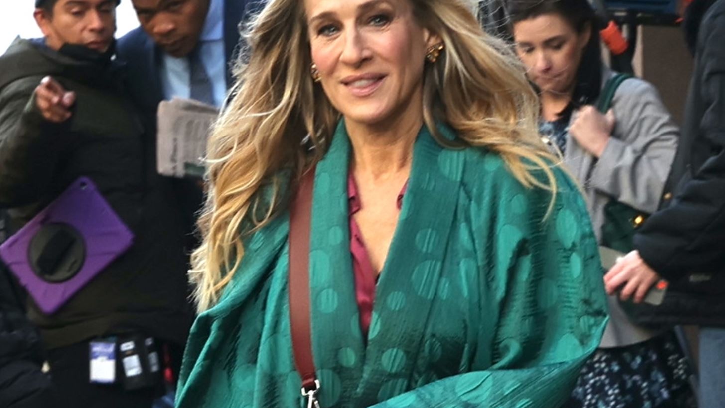 Sarah Jessica Parker | &#x39F;&#x3B9; &#x3BD;&#x3AD;&#x3B5;&#x3C2; &#x3C6;&#x3C9;&#x3C4;&#x3BF;&#x3B3;&#x3C1;&#x3B1;&#x3C6;&#x3AF;&#x3B5;&#x3C2; &#x3C4;&#x3B7;&#x3C2; &#x3BC;&#x3B5; wet hair look &#x3C3;&#x3C4;&#x3B1; &#x3B3;&#x3C5;&#x3C1;&#x3AF;&#x3C3;&#x3BC;&#x3B1;&#x3C4;&#x3B1; &#x3C4;&#x3BF;&#x3C5; &#x27;And Just Like That&#x27;