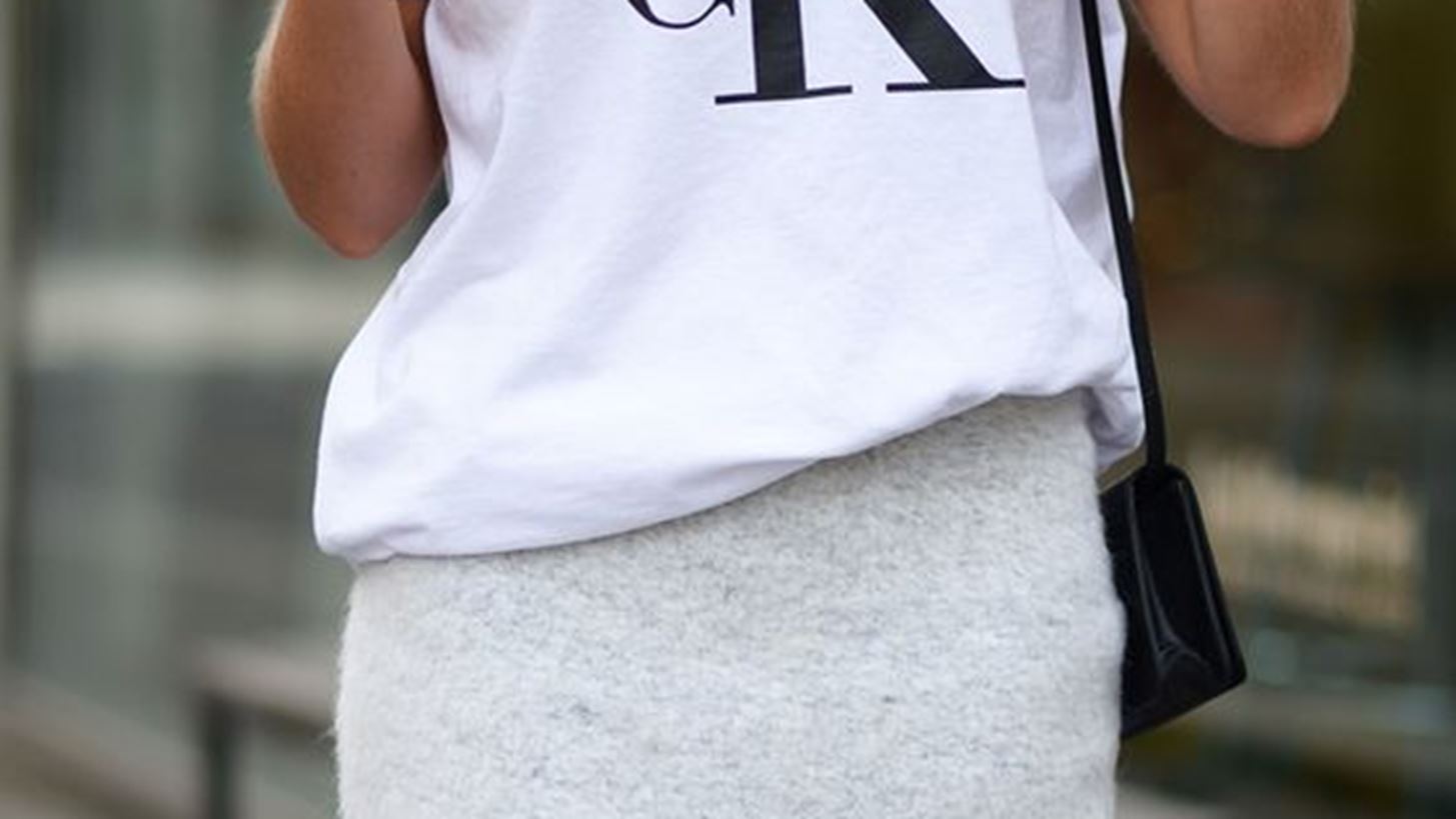 &#x39F; Raf Simons &#x3B1;&#x3BB;&#x3BB;&#x3AC;&#x3B6;&#x3B5;&#x3B9; &#x3C4;&#x3BF; &#x3BA;&#x3BB;&#x3B1;&#x3C3;&#x3B9;&#x3BA;&#x3CC; logo &#x3C4;&#x3BF;&#x3C5; Calvin Klein