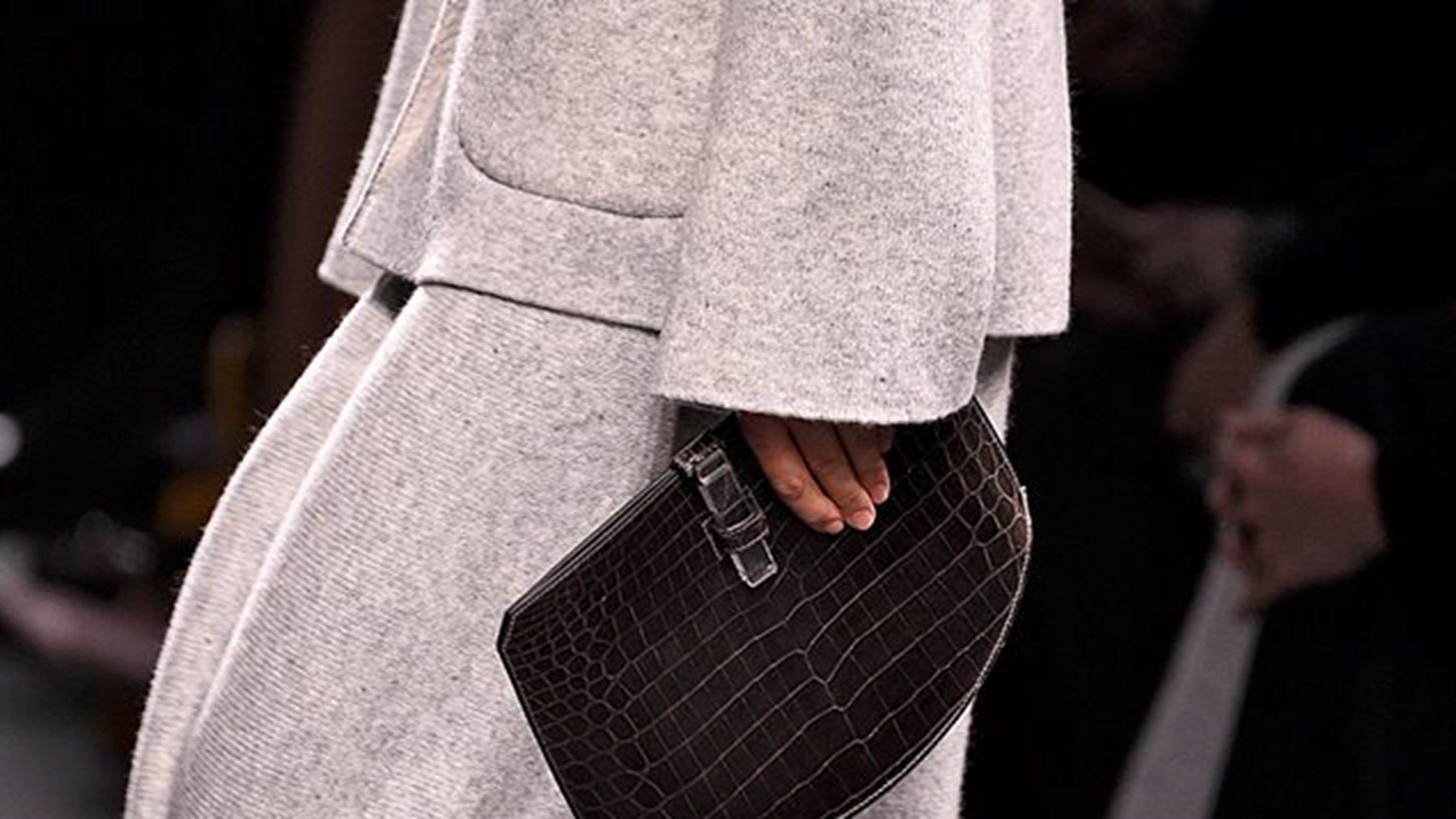 Τα stylish κορίτσια δεν κρατάνε πια την τσάντα τους