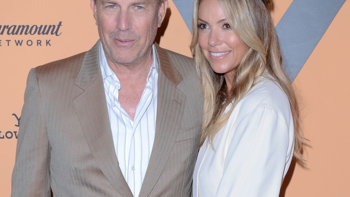 Kevin Costner | &#x397; &#x3C3;&#x3C0;&#x3AC;&#x3BD;&#x3B9;&#x3B1; &#x3B5;&#x3BC;&#x3C6;&#x3AC;&#x3BD;&#x3B9;&#x3C3;&#x3AE; &#x3C4;&#x3BF;&#x3C5; &#x3C3;&#x3C4;&#x3BF; &#x3BA;&#x3CC;&#x3BA;&#x3BA;&#x3B9;&#x3BD;&#x3BF; &#x3C7;&#x3B1;&#x3BB;&#x3AF; &#x3BC;&#x3B5; &#x3C4;&#x3B7;&#x3BD; &#x3C3;&#x3CD;&#x3B6;&#x3C5;&#x3B3;&#x3CC; &#x3C4;&#x3BF;&#x3C5;, Christine Baumgartner