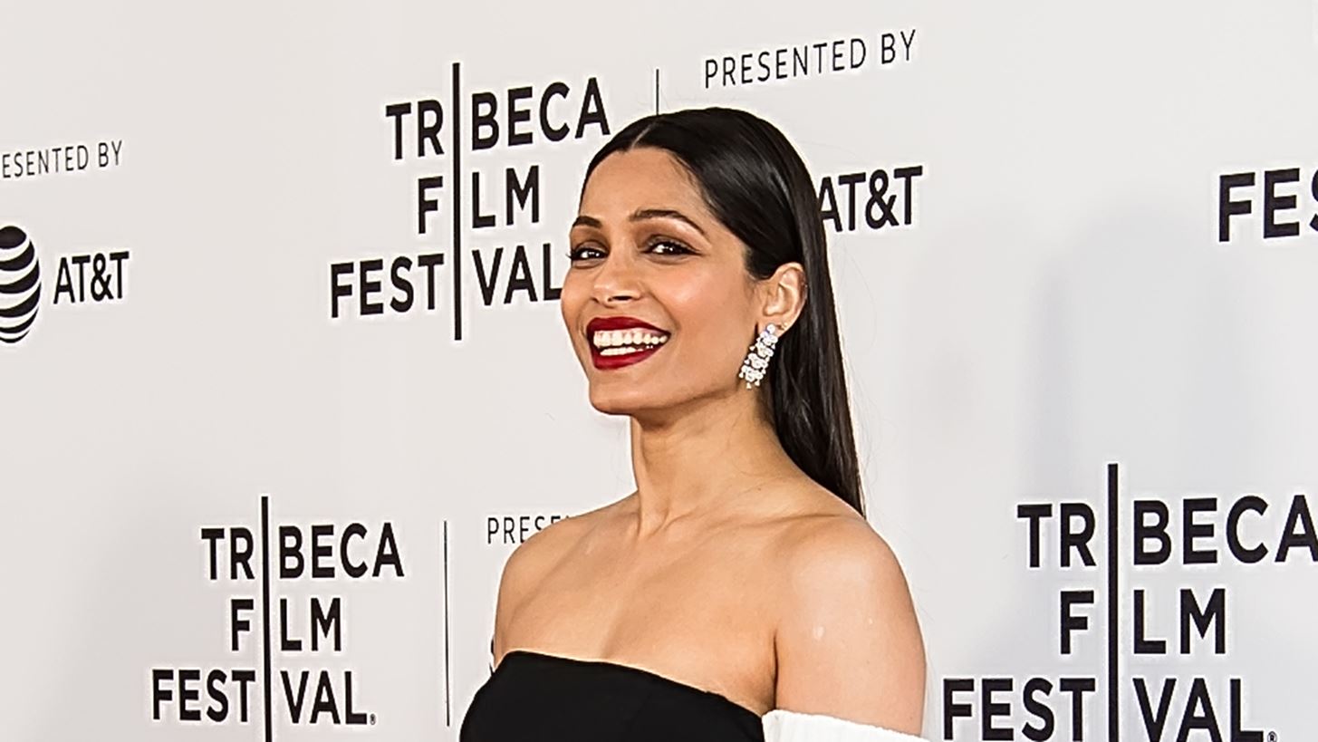 &#x397; Freida Pinto &#x3AD;&#x3B3;&#x3B9;&#x3BD;&#x3B5; &#x3BC;&#x3B1;&#x3BC;&#x3AC; - &#x397; &#x3B1;&#x3BE;&#x3B9;&#x3BF;&#x3BB;&#x3AC;&#x3C4;&#x3C1;&#x3B5;&#x3C5;&#x3C4;&#x3B7; &#x3C6;&#x3C9;&#x3C4;&#x3BF;&#x3B3;&#x3C1;&#x3B1;&#x3C6;&#x3AF;&#x3B1; &#x3BC;&#x3B5; &#x3C4;&#x3BF;&#x3BD; &#x3BD;&#x3B5;&#x3BF;&#x3B3;&#x3AD;&#x3BD;&#x3BD;&#x3B7;&#x3C4;&#x3BF; &#x3B3;&#x3B9;&#x3BF; &#x3C4;&#x3B7;&#x3C2;