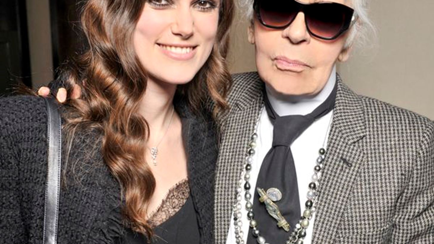 Chanel Cruise Collection &#x27;17-&#x27;18: &#x3A4;&#x3B9; &#x3C6;&#x3CC;&#x3C1;&#x3B5;&#x3C3;&#x3B1;&#x3BD; &#x3BF;&#x3B9; celebrities &#x3C0;&#x3BF;&#x3C5; &#x3C0;&#x3B1;&#x3C1;&#x3B5;&#x3C5;&#x3C1;&#x3AD;&#x3B8;&#x3B7;&#x3BA;&#x3B1;&#x3BD; &#x3C3;&#x3C4;&#x3BF; &#x3BB;&#x3B1;&#x3BC;&#x3C0;&#x3B5;&#x3C1;&#x3CC; show