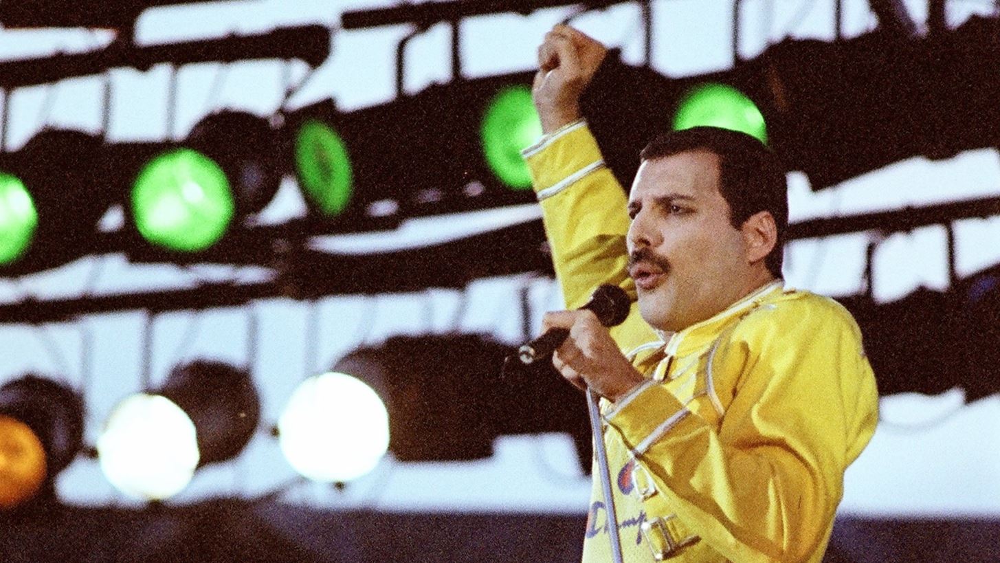 Freddie Mercury | &#x3A0;&#x3CE;&#x3C2; &#x3BF; &#x3B1;&#x3BE;&#x3B5;&#x3C0;&#x3AD;&#x3C1;&#x3B1;&#x3C3;&#x3C4;&#x3BF;&#x3C2; &#x3B5;&#x3C1;&#x3BC;&#x3B7;&#x3BD;&#x3B5;&#x3C5;&#x3C4;&#x3AE;&#x3C2; &#x3BA;&#x3B1;&#x3B9; &#x3BC;&#x3BF;&#x3C5;&#x3C3;&#x3B9;&#x3BA;&#x3CC;&#x3C2; &#x3B5;&#x3C0;&#x3B7;&#x3C1;&#x3B5;&#x3AC;&#x3B6;&#x3B5;&#x3B9; &#x3C4;&#x3B7; &#x3BC;&#x3CC;&#x3B4;&#x3B1; &#x3BC;&#x3AD;&#x3C7;&#x3C1;&#x3B9; &#x3C3;&#x3AE;&#x3BC;&#x3B5;&#x3C1;&#x3B1;