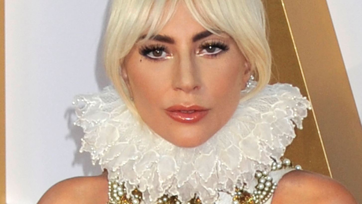 H &#x3B5;&#x3BA;&#x3BA;&#x3B5;&#x3BD;&#x3C4;&#x3C1;&#x3B9;&#x3BA;&#x3AE; &#x3B5;&#x3BC;&#x3C6;&#x3AC;&#x3BD;&#x3B9;&#x3C3;&#x3B7; &#x3C4;&#x3B7;&#x3C2; Lady Gaga &#x3C3;&#x3C4;&#x3BF; red carpet