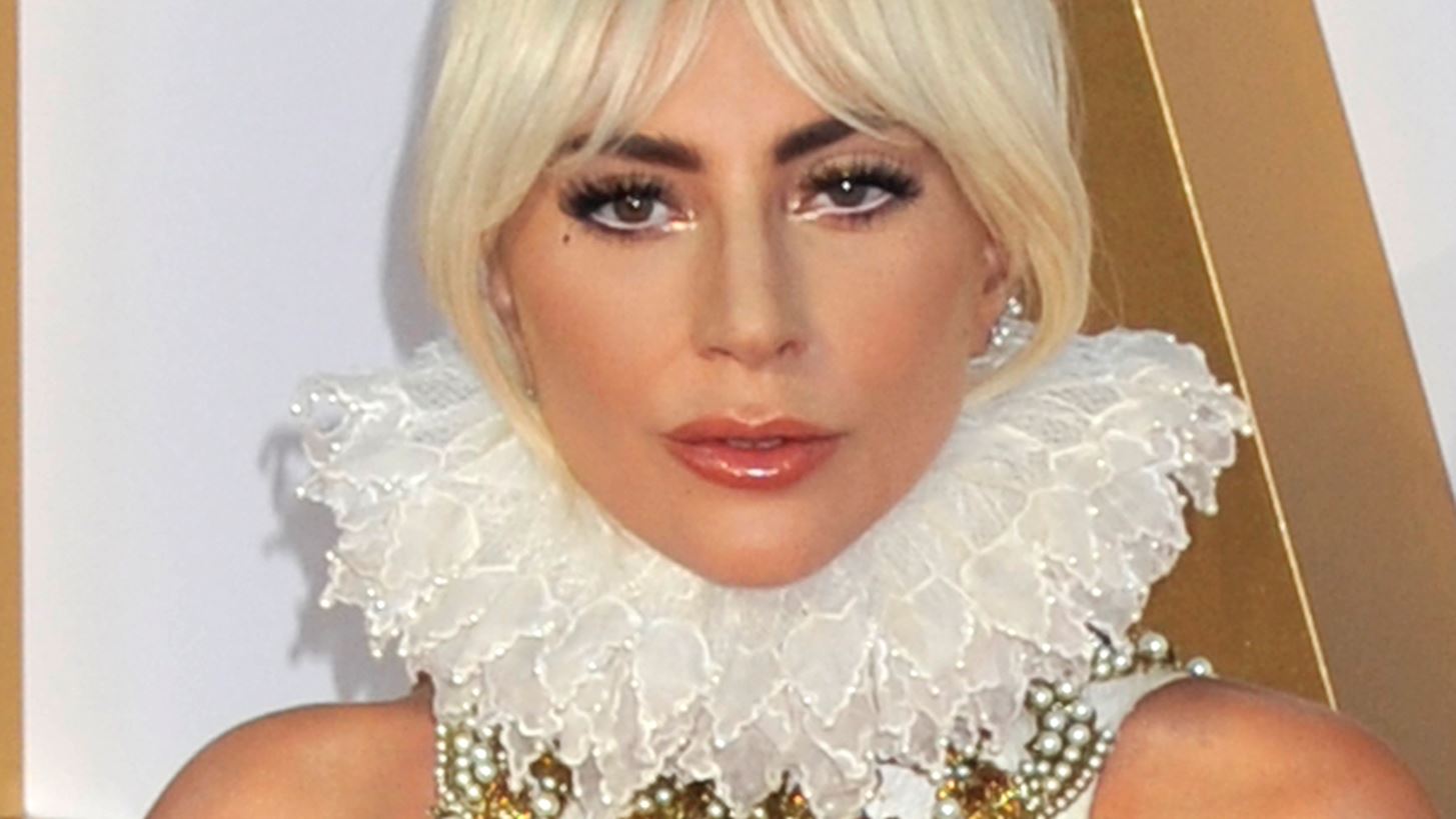 Lady Gaga: &#x397; &#x3C0;&#x3BB;&#x3B1;&#x3C3;&#x3C4;&#x3B9;&#x3BA;&#x3AE; &#x3B5;&#x3C0;&#x3AD;&#x3BC;&#x3B2;&#x3B1;&#x3C3;&#x3B7; &#x3C0;&#x3BF;&#x3C5; &#x3C4;&#x3B7;&#x3C2; &#x3B6;&#x3AE;&#x3C4;&#x3B7;&#x3C3;&#x3B1;&#x3BD; &#x3BD;&#x3B1; &#x3BA;&#x3AC;&#x3BD;&#x3B5;&#x3B9; &#x3C3;&#x3C4;&#x3B7;&#x3BD; &#x3B1;&#x3C1;&#x3C7;&#x3AE; &#x3C4;&#x3B7;&#x3C2; &#x3BA;&#x3B1;&#x3C1;&#x3B9;&#x3AD;&#x3C1;&#x3B1;&#x3C2; &#x3C4;&#x3B7;&#x3C2;