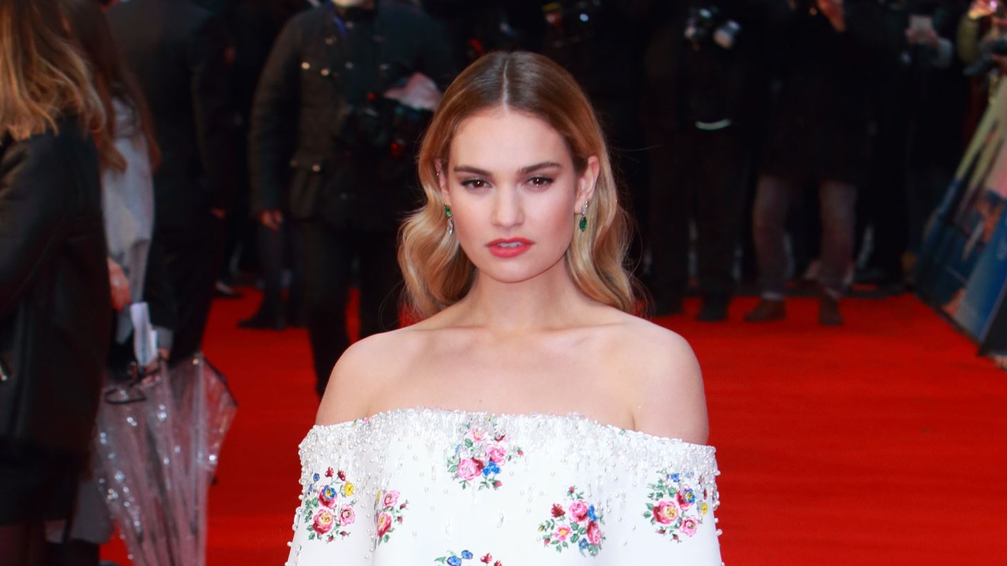 Lily James | &#x39C;&#x3B5;&#x3C4;&#x3AC; &#x3C4;&#x3B7;&#x3BD; &#x3C5;&#x3C0;&#x3BF;&#x3BA;&#x3C1;&#x3B9;&#x3C4;&#x3B9;&#x3BA;&#x3AE;, &#x3B8;&#x3B1; &#x3B1;&#x3C3;&#x3C7;&#x3BF;&#x3BB;&#x3B7;&#x3B8;&#x3B5;&#x3AF; &#x3BA;&#x3B1;&#x3B9; &#x3BC;&#x3B5; &#x3C4;&#x3BF; &#x3C4;&#x3C1;&#x3B1;&#x3B3;&#x3BF;&#x3CD;&#x3B4;&#x3B9;