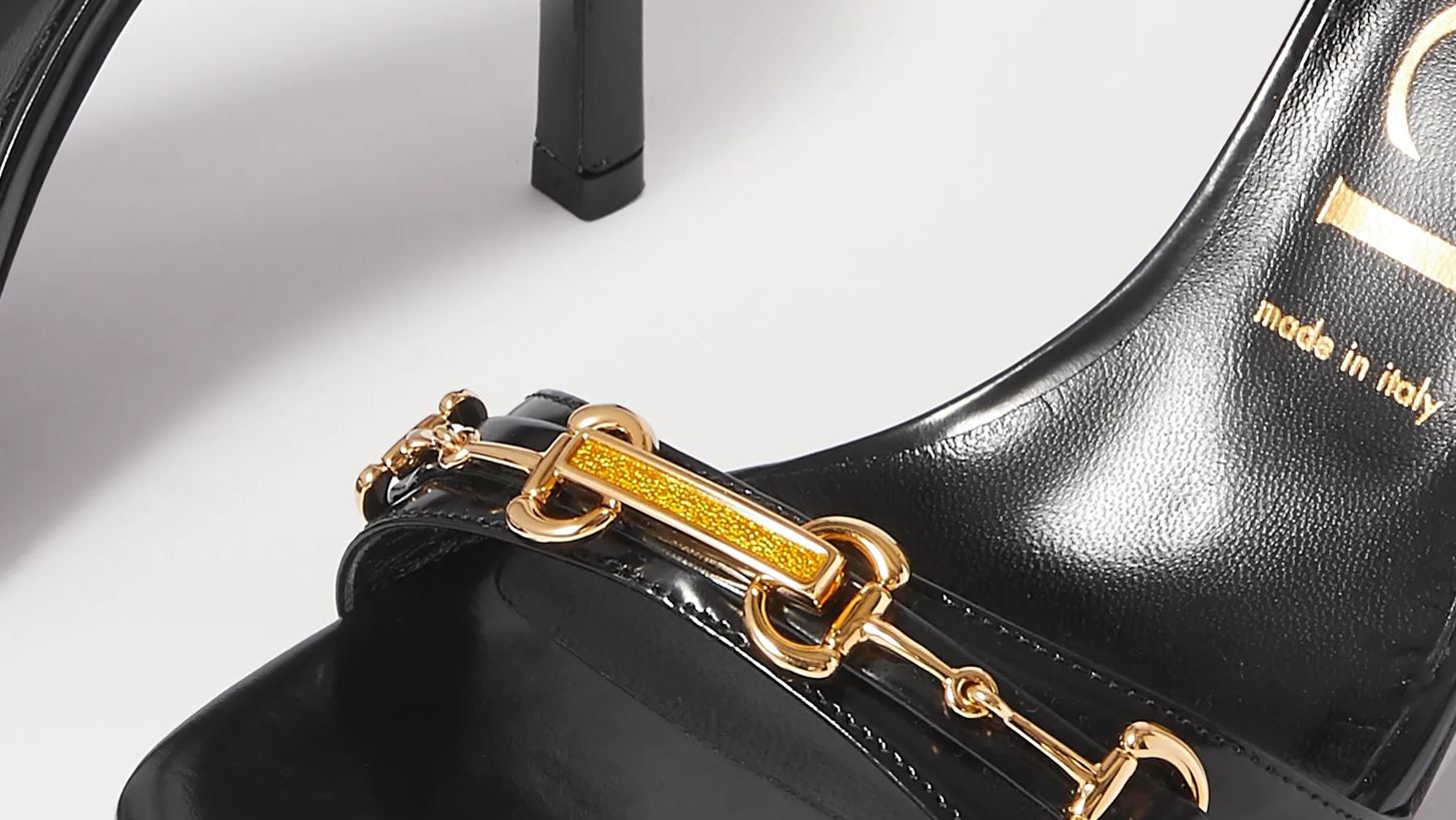 Ενίσχυσε τον ιταλικό Ερυθρό Σταυρό, αποκτώντας designer items