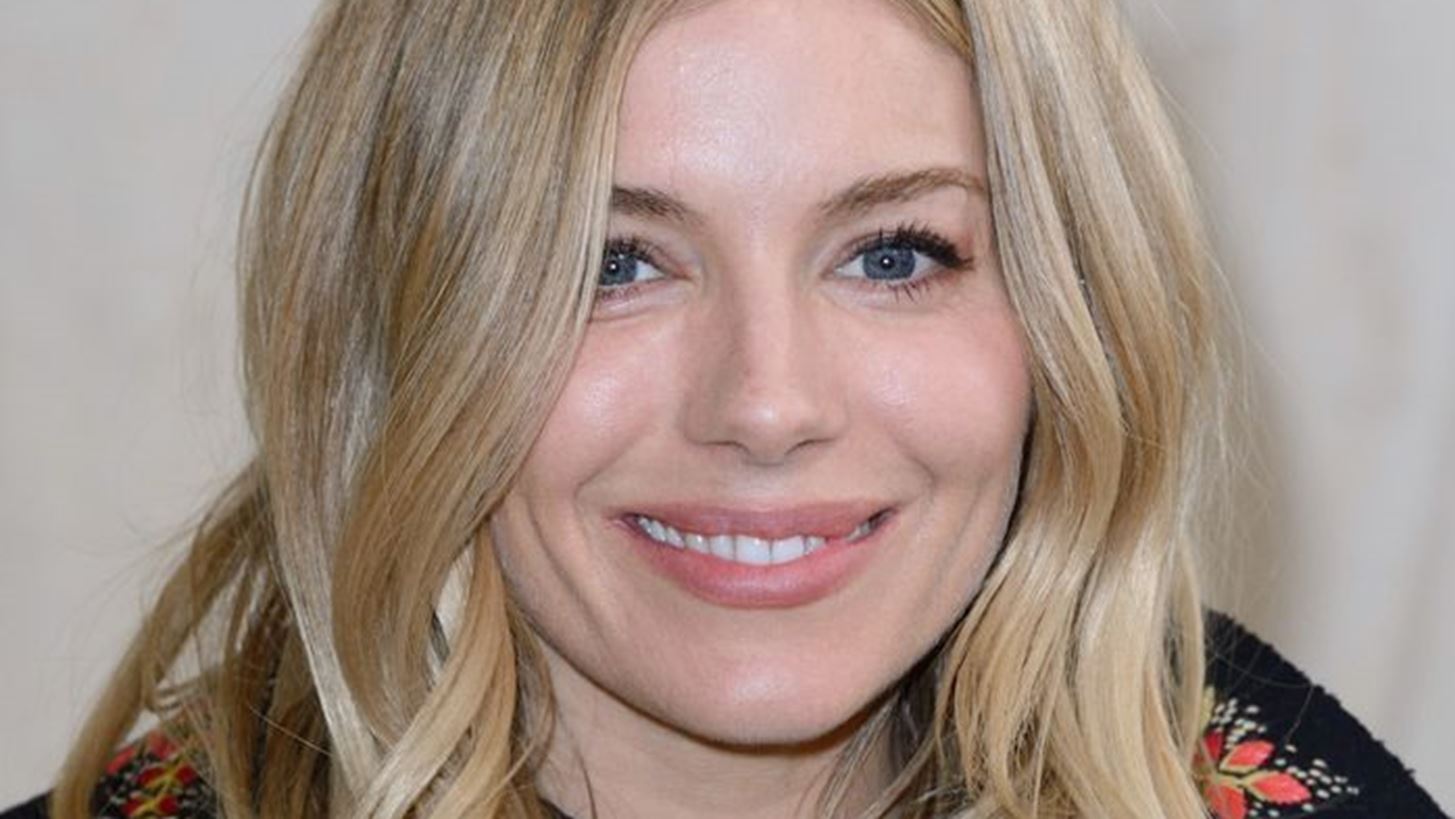 Sienna Miller: &#x393;&#x3B9;&#x3B1;&#x3C4;&#x3AF; &#x3AD;&#x3BA;&#x3B1;&#x3BD;&#x3B5; &#x3B1;&#x3BB;&#x3BB;&#x3B1;&#x3B3;&#x3AD;&#x3C2; &#x3C3;&#x3C4;&#x3BF; &#x3C3;&#x3B5;&#x3BD;&#x3AC;&#x3C1;&#x3B9;&#x3BF; &#x3C4;&#x3B7;&#x3C2; &#x3BD;&#x3AD;&#x3B1;&#x3C2; &#x3C4;&#x3B7;&#x3C2; &#x3C4;&#x3B1;&#x3B9;&#x3BD;&#x3AF;&#x3B1;&#x3C2;;